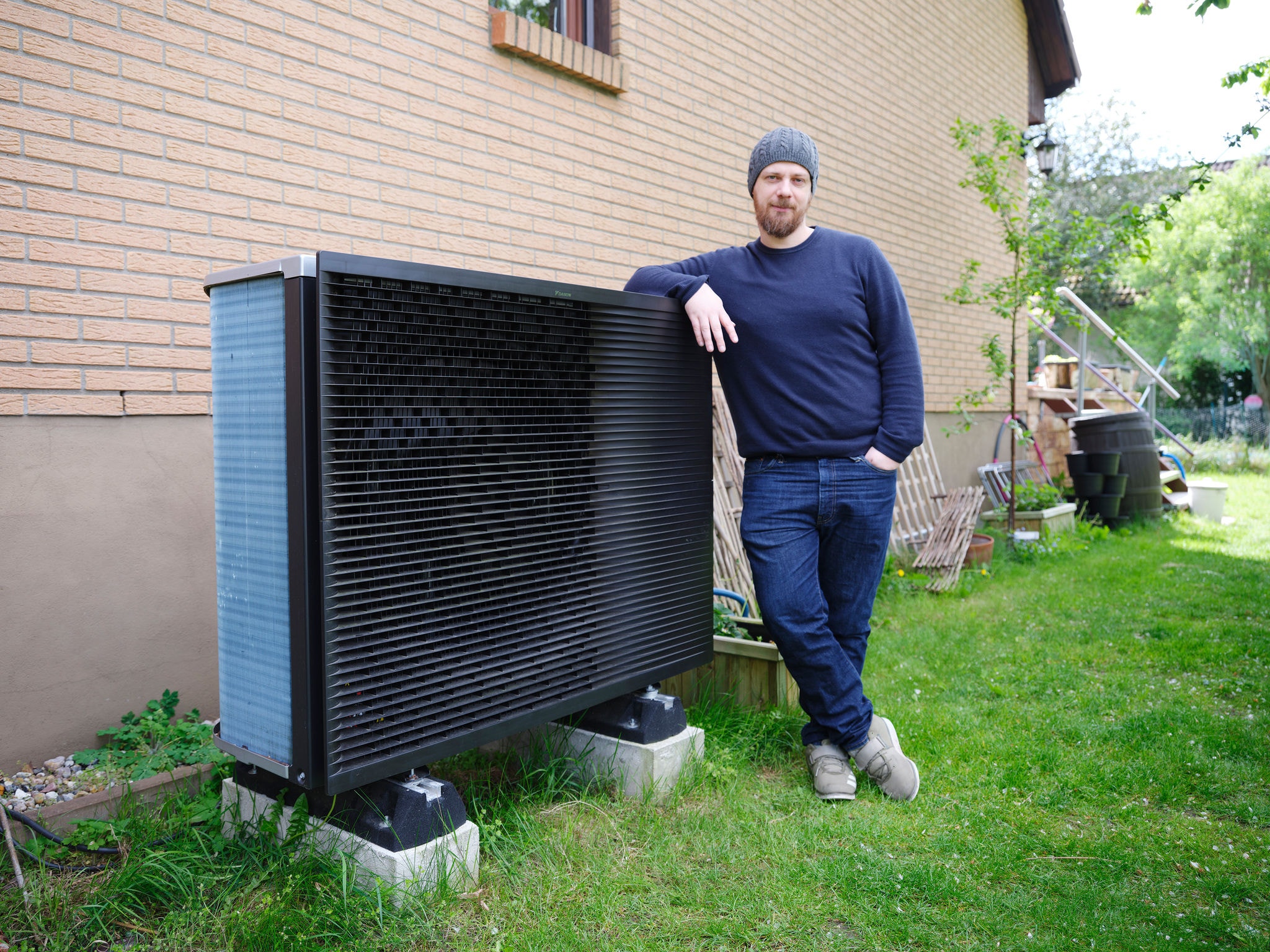 Wärmepumpe vor Haus im Garten