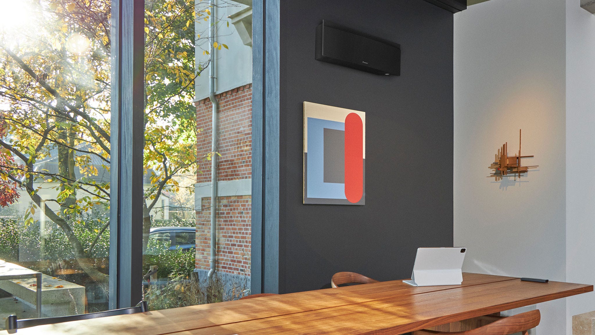 Ein unauffälliges, schwarzes Wärmepumpen-Wandgerät der optimalen Größe