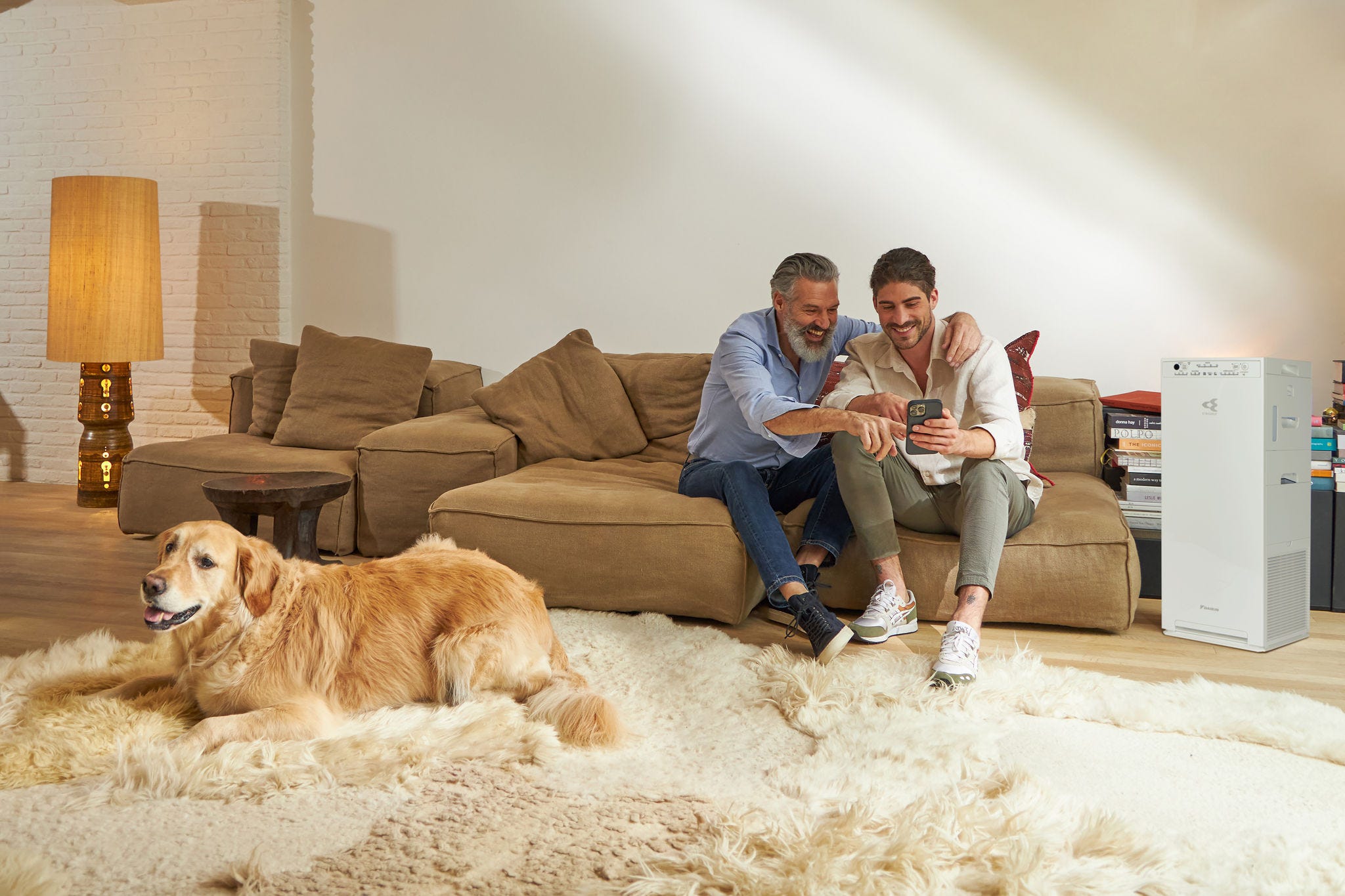 Eine Familie genießt die Vorteile der neuesten Luftreinigertechnologien