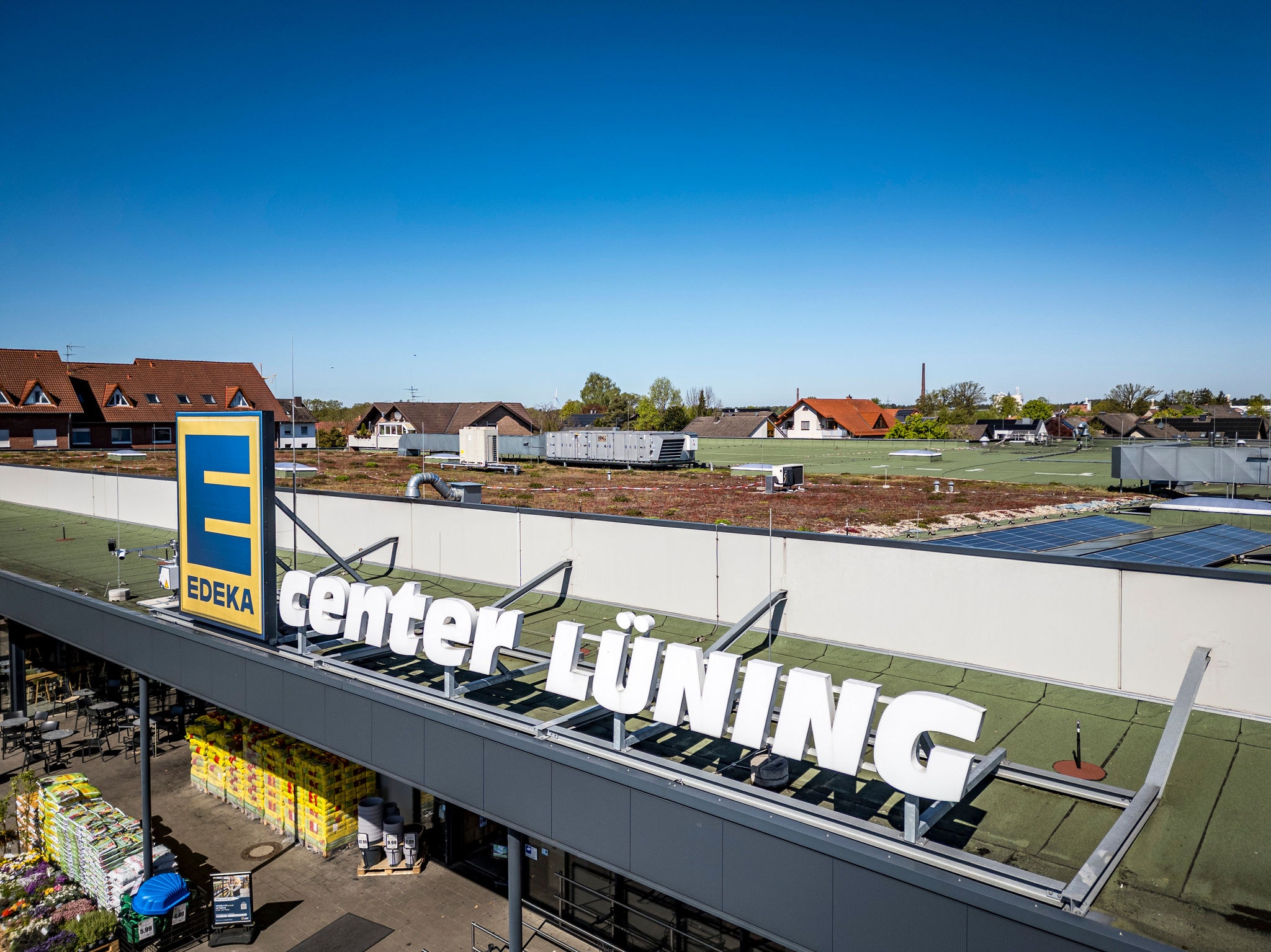 Im Edeka Center Lüning in Hövelhof klimatisiert eines der weltweit ersten installierten CO2 VRV Geräte von Daikin die Verkaufsfläche.
