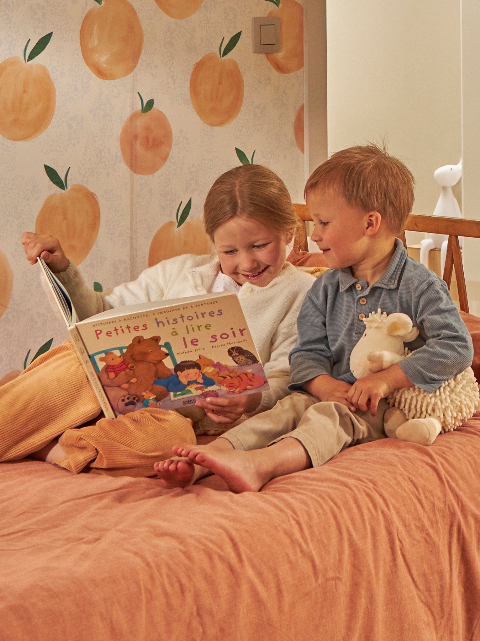 Im Bett lesende Kinder