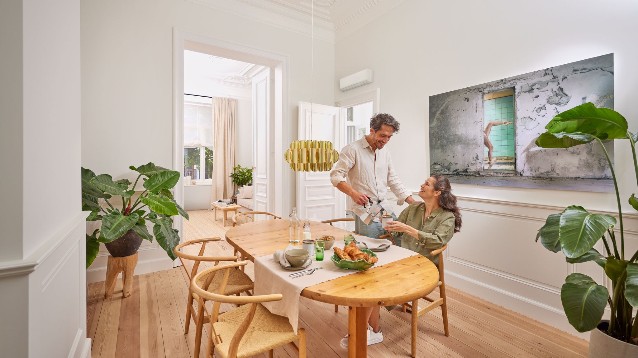 Modernes Speisezimmer mit einem Wandgerät einer Luft-Luft-Wärmepumpe, das für geräuscharmes und energiesparsames Heizen und Kühlen sorgt