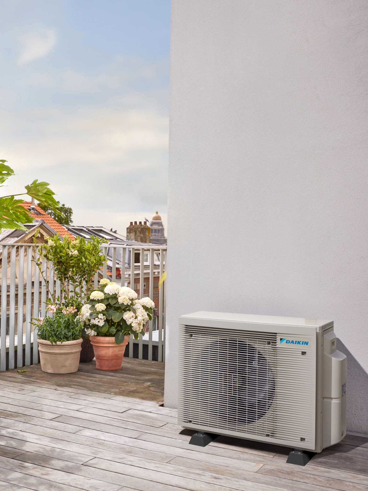 Multisplit-Außengerät auf einer Terrasse