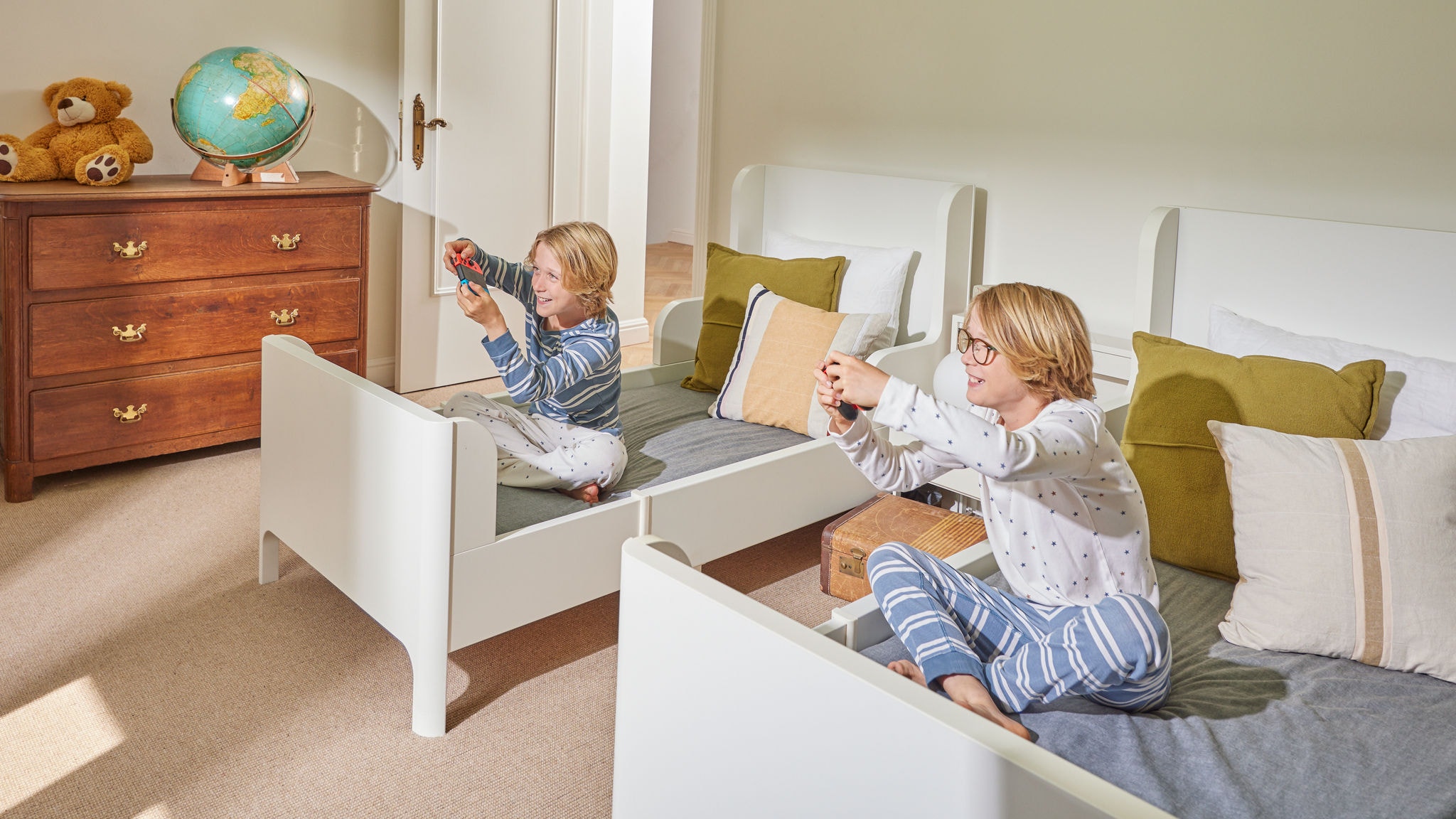 Zwei Kinder spielen fröhlich zusammen in ihrem Kinderzimmer
