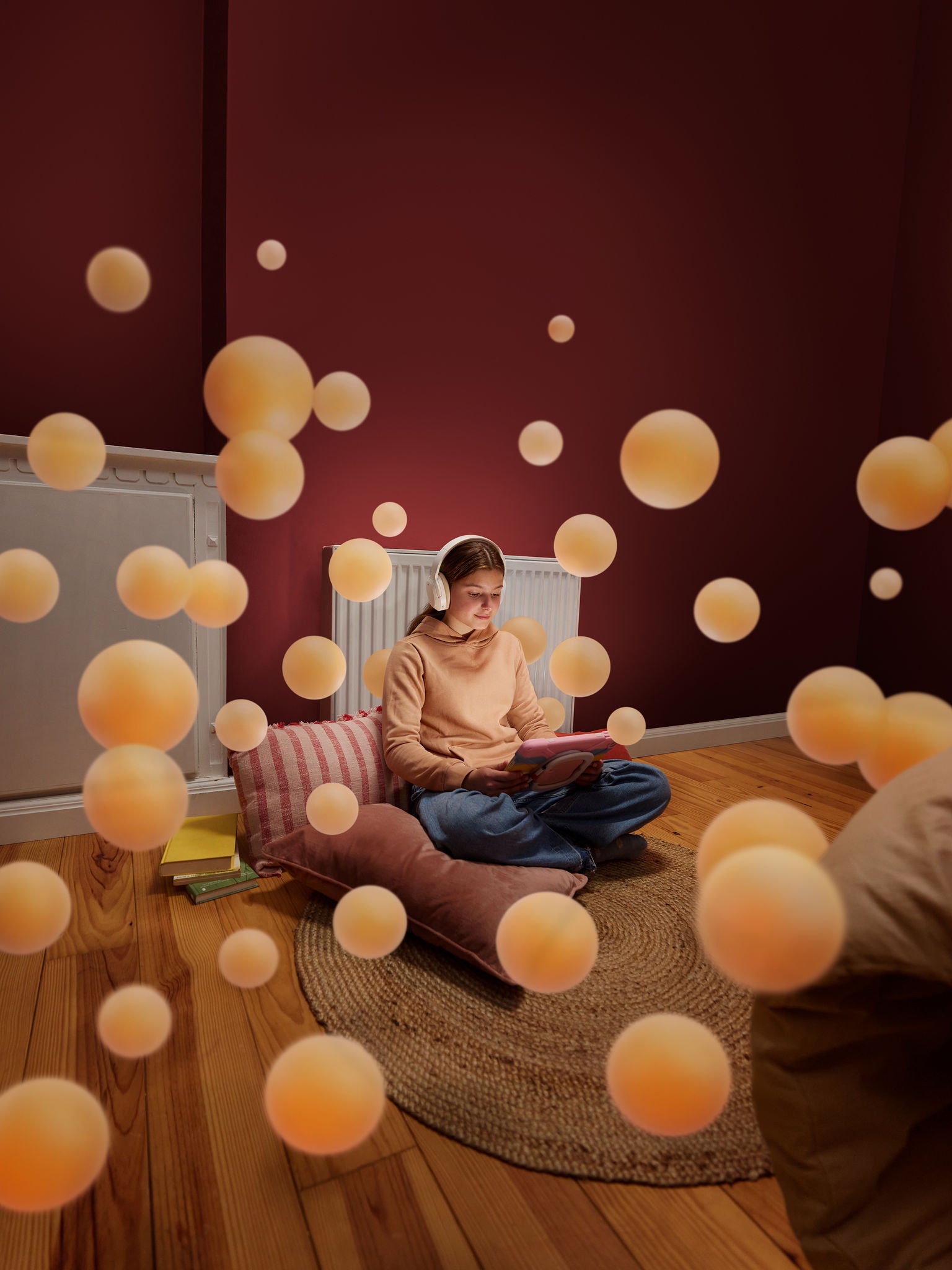 Ein Mädchen liest in einem gemütlichen Raum mit warmen Böden und perfekter Raumtemperatur