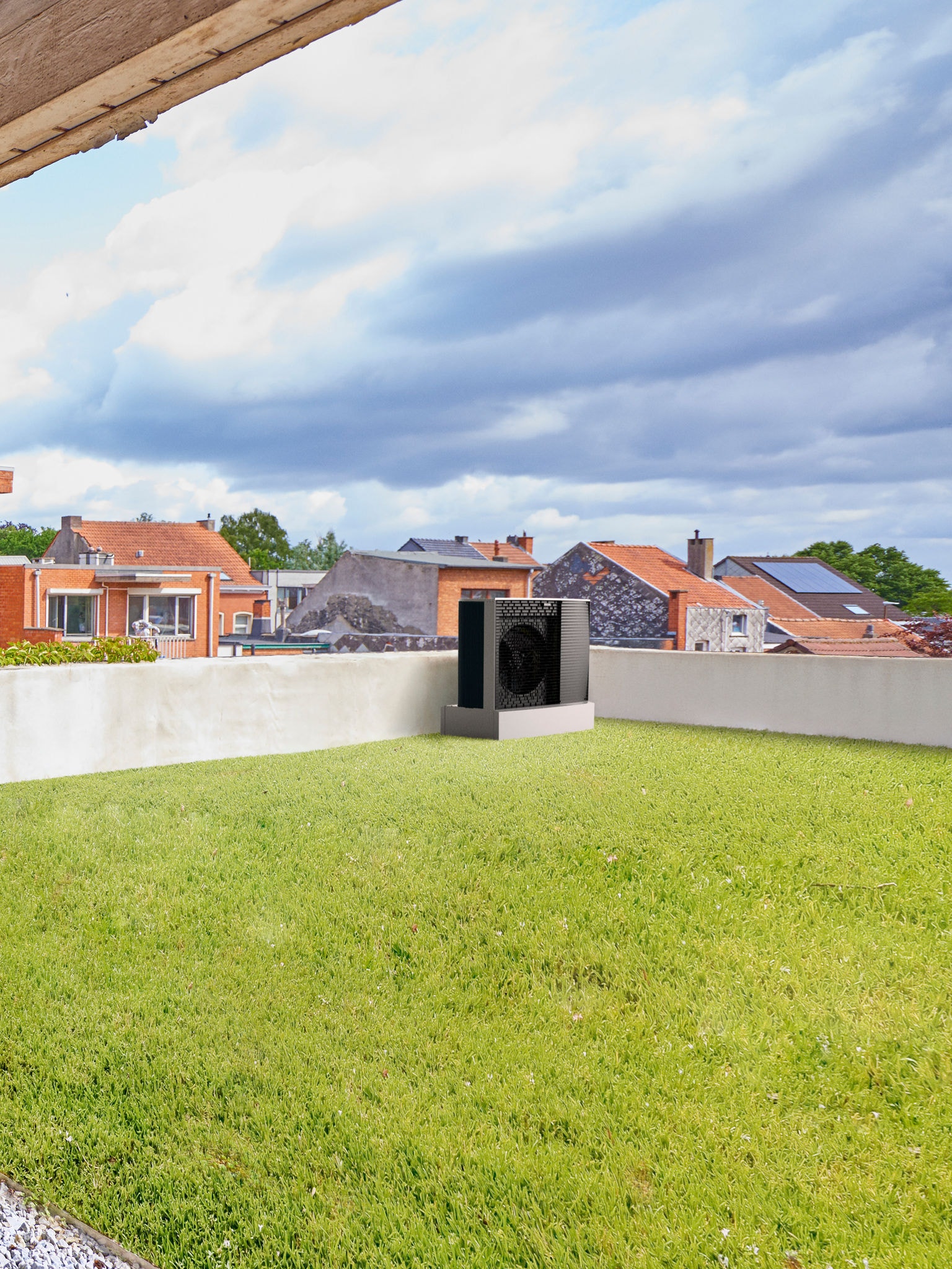 Bild links: ein Garten mit Rasenfläche und einer Wärmepumpe in der Ecke