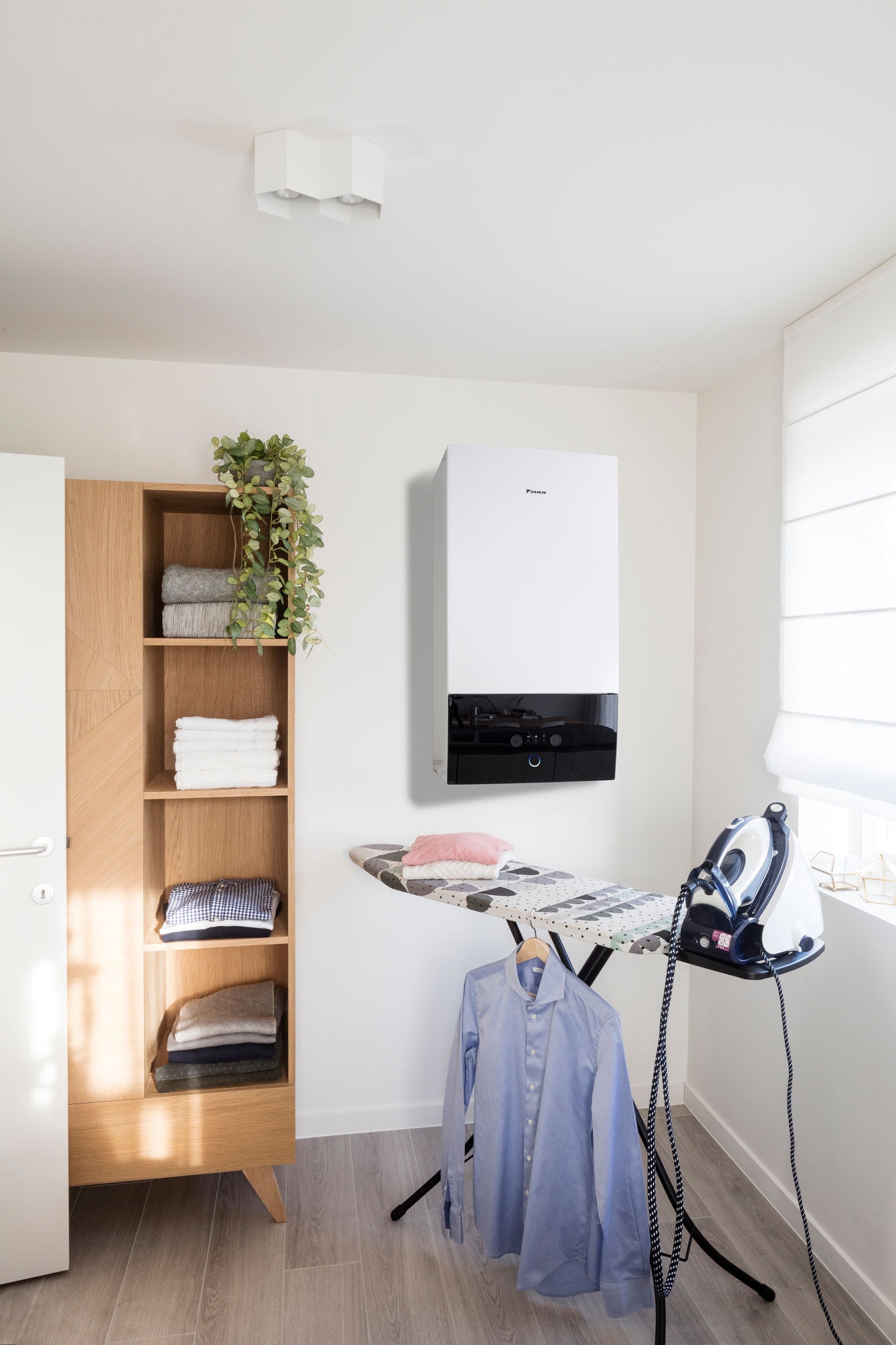 In der Waschküche installierte DAIKIN Altherma Inneneinheit, kombiniert mit Solarmodulen