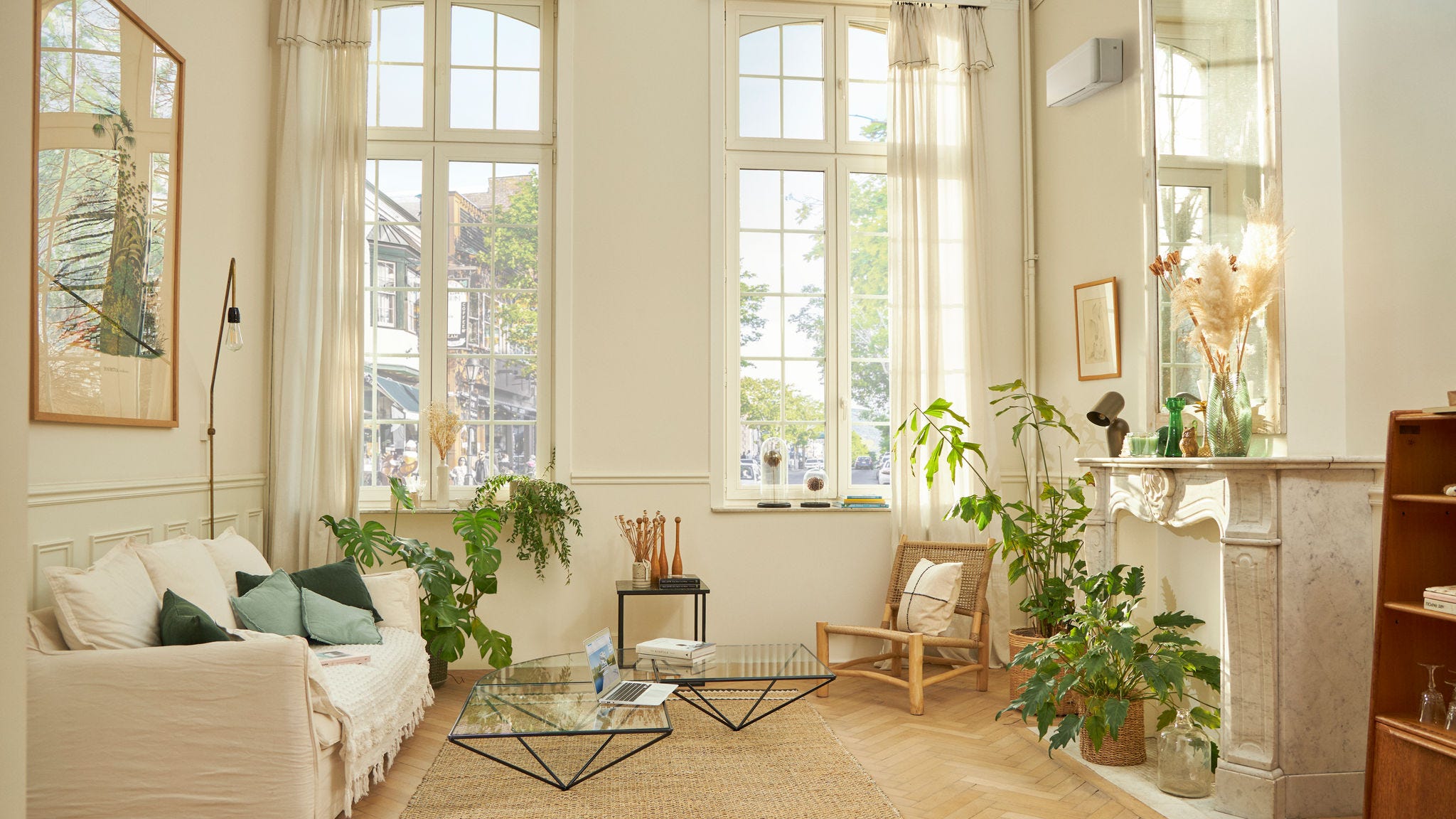 Elegant eingerichtetes Wohnzimmer mit weißem, wandmontiertem Klimasystem