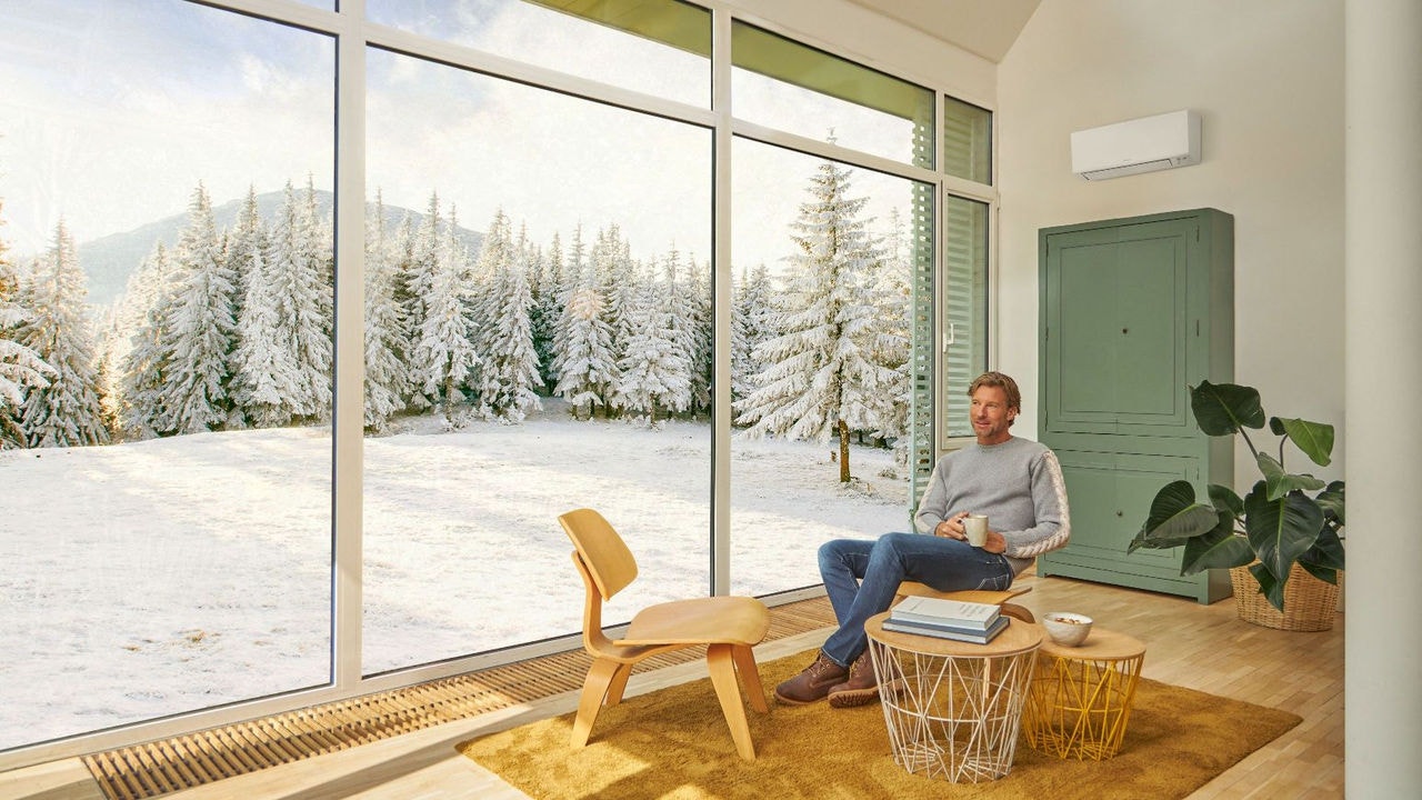 Winterlicher Ausblick, wohlig warme Atmosphäre: Mit einer Klimaanlage von DAIKIN bleibt es auch bei Schnee und Frost angenehm im Wohnraum.