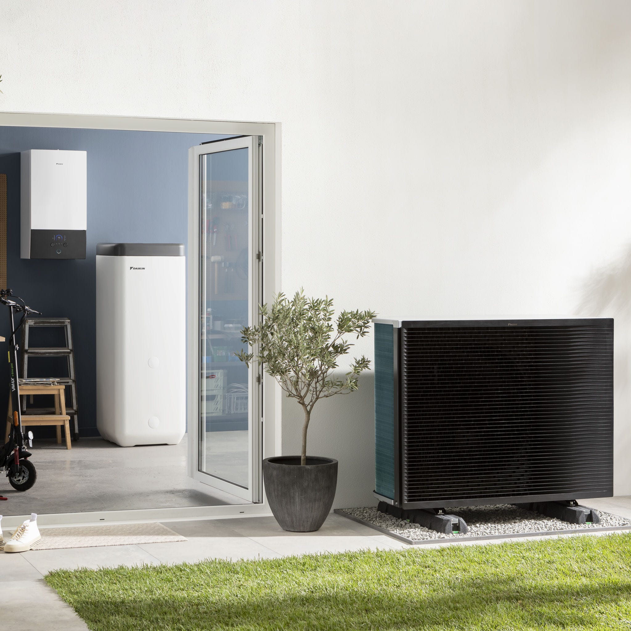 Ein Außengerät einer Wärmepumpe im Garten