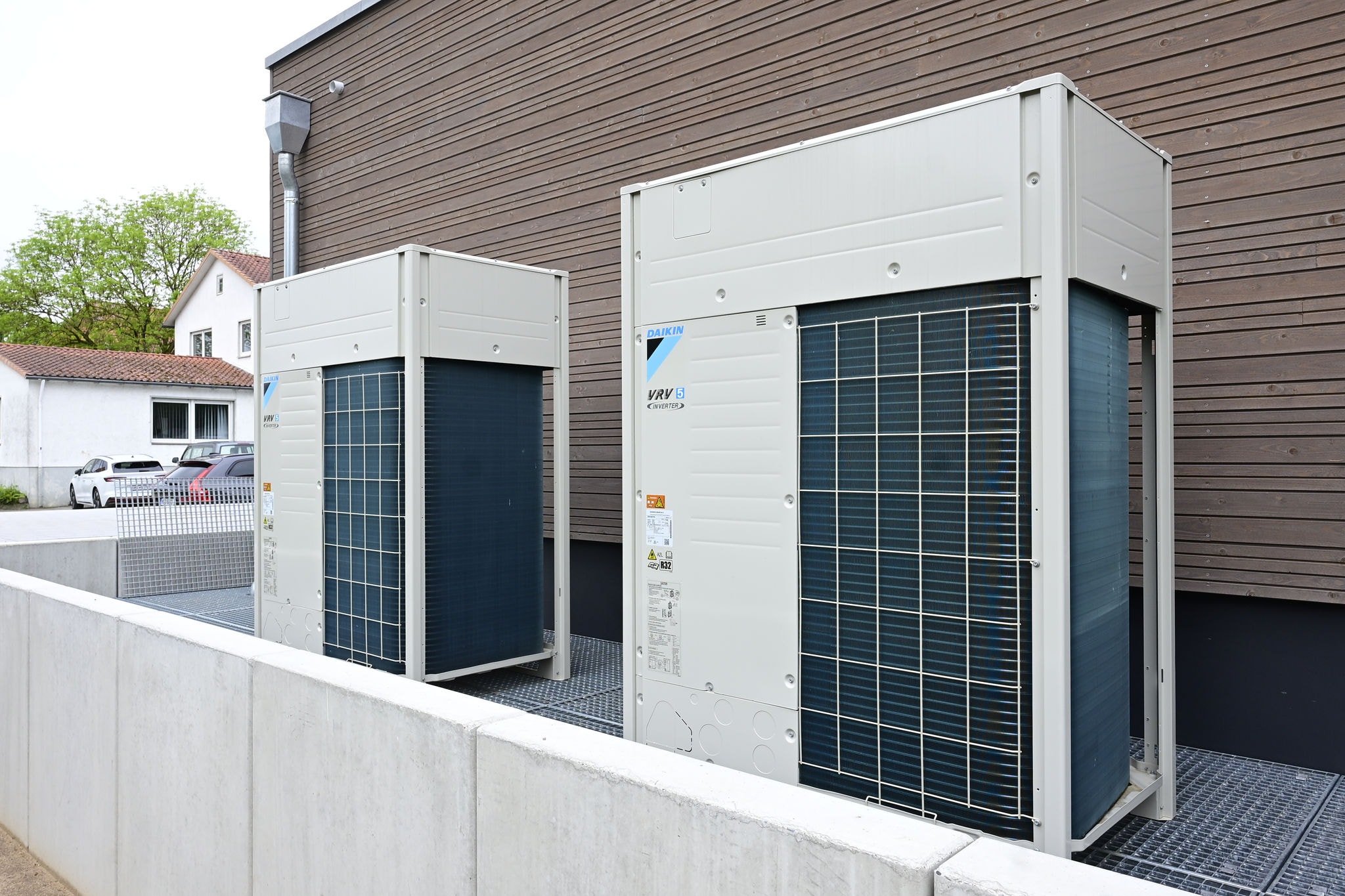 Insgesamt drei VRV 5 Luft-Luft-Wärmepumpen klimatisieren die Büro- und Schulungsflächen des Wolkenhof. Zwei VRV-Außengeräte wurden seitlich neben dem Firmengebäude installiert, das dritte bei den Lüftungsanlagen. © Daikin