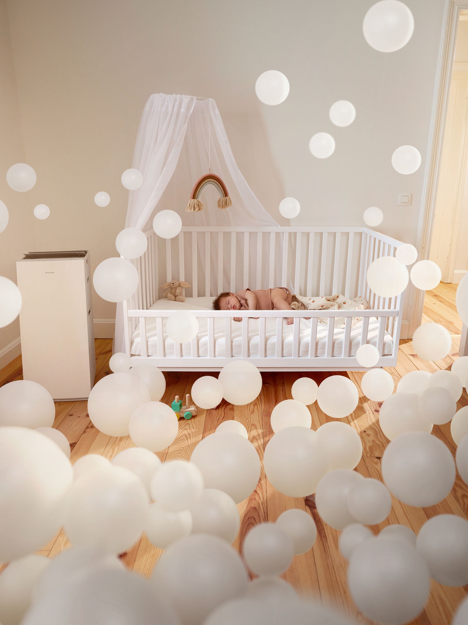 Baby schläft friedlich in einem Kinderzimmer mit Luftreiniger und genießt saubere Luft und eine gesunde Raumluftqualität