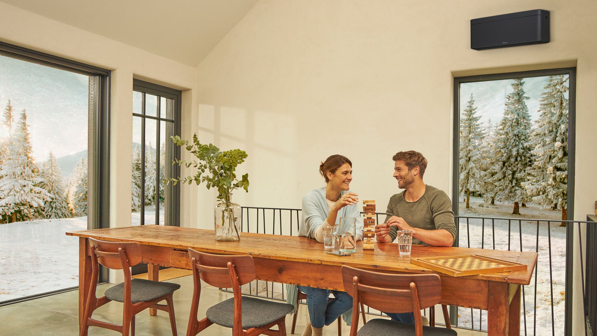 Ein Paar genießt das Heizen mit einer Klimaanlage im Wohnzimmer