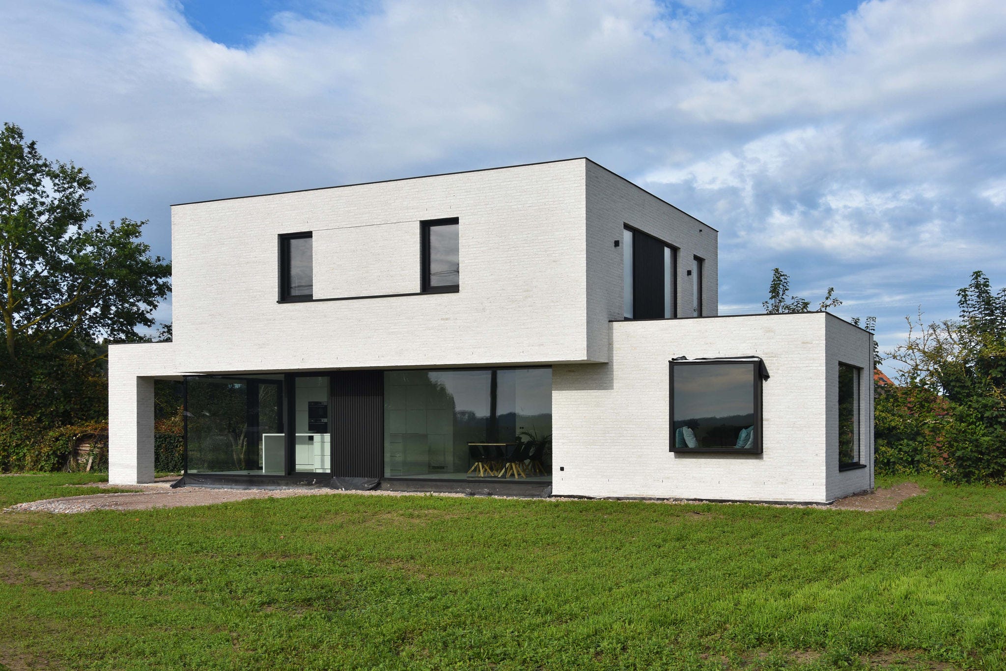 Modernes, energieeffizientes Haus mit einer Luft-Wasser-Wärmepumpe von DAIKIN für nachhaltiges Heizen