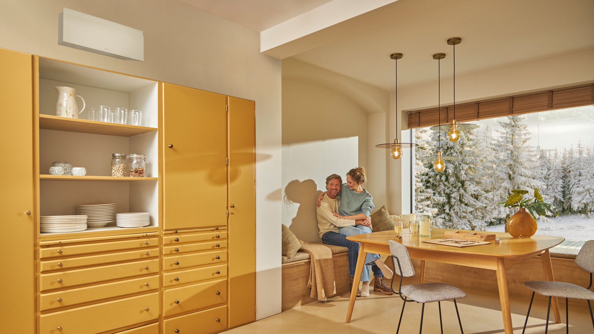 Ein Paar genießt einen schönen Moment bei angenehmen Temperaturen, dank wandmontierter Luft-Luft-Wärmepumpen