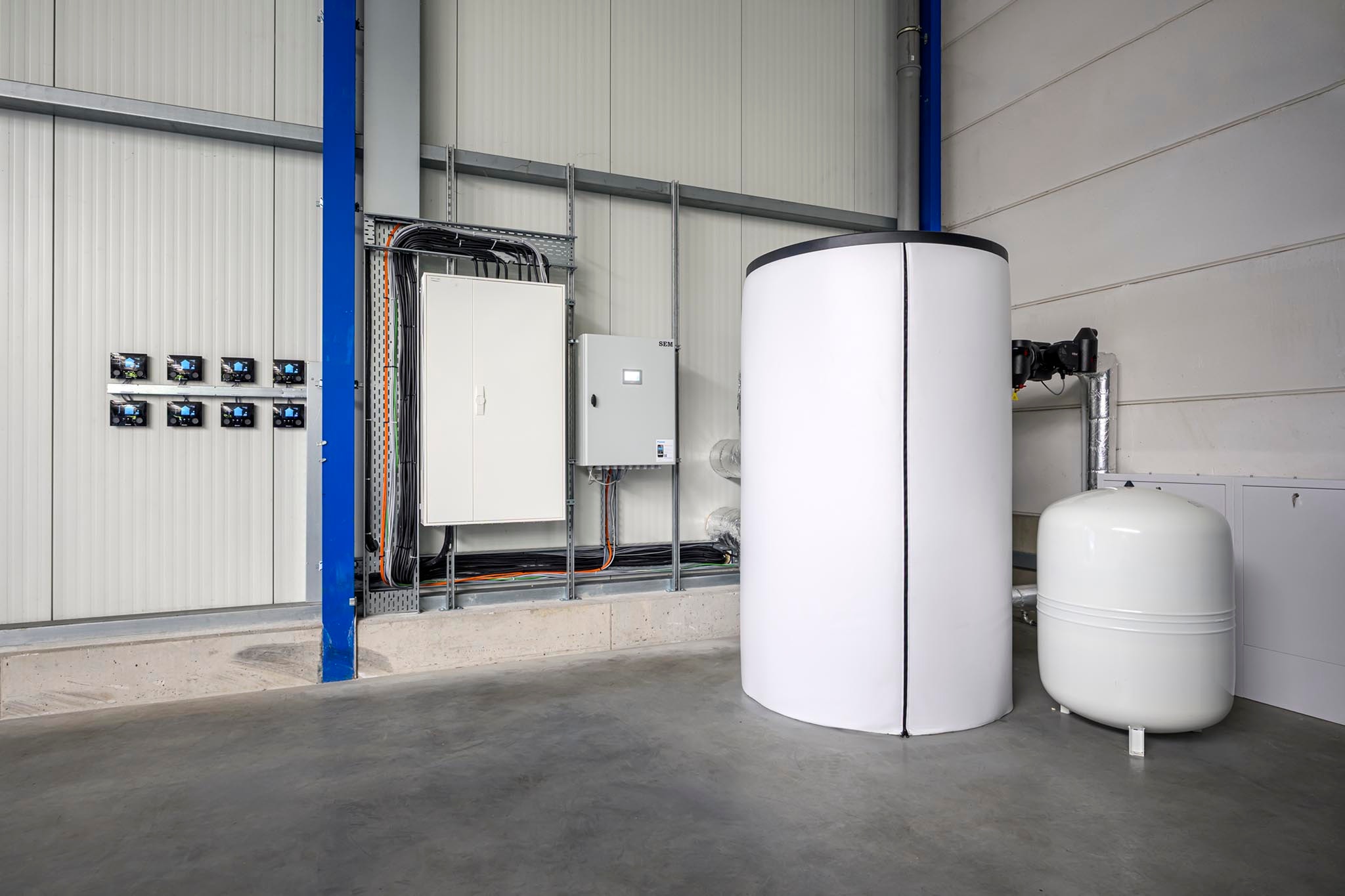 Dank der Monoblock-Bauweise der Daikin Altherma 3 M sind der geschlossene Kältekreislauf sowie die wesentlichen Hydraulikkomponenten bereits im Außengerät integriert. Ein separates Innengerät ist nicht erforderlich – im Gebäude ist lediglich die Regelung installiert. 