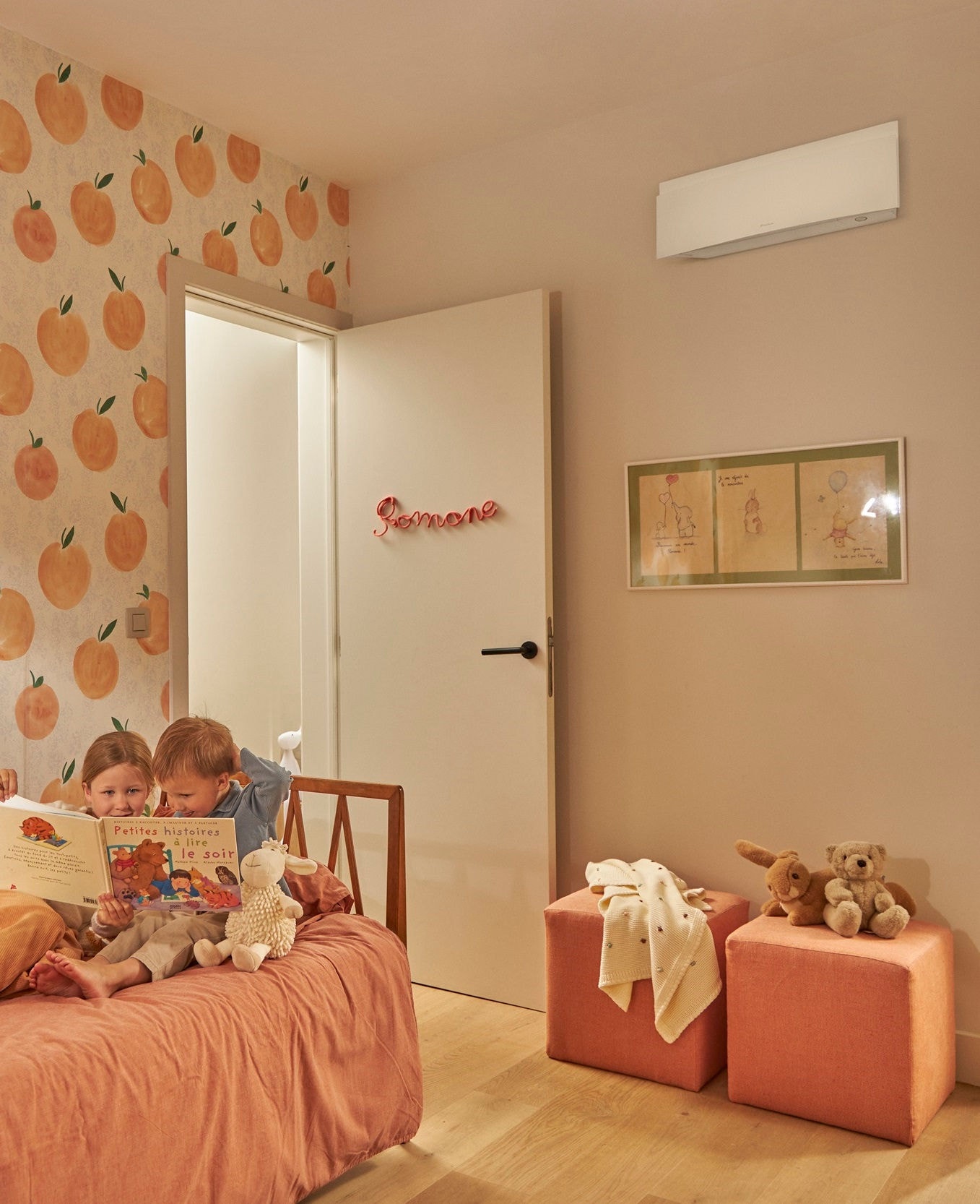 Kinder lesen ein Buch im Kinderzimmer