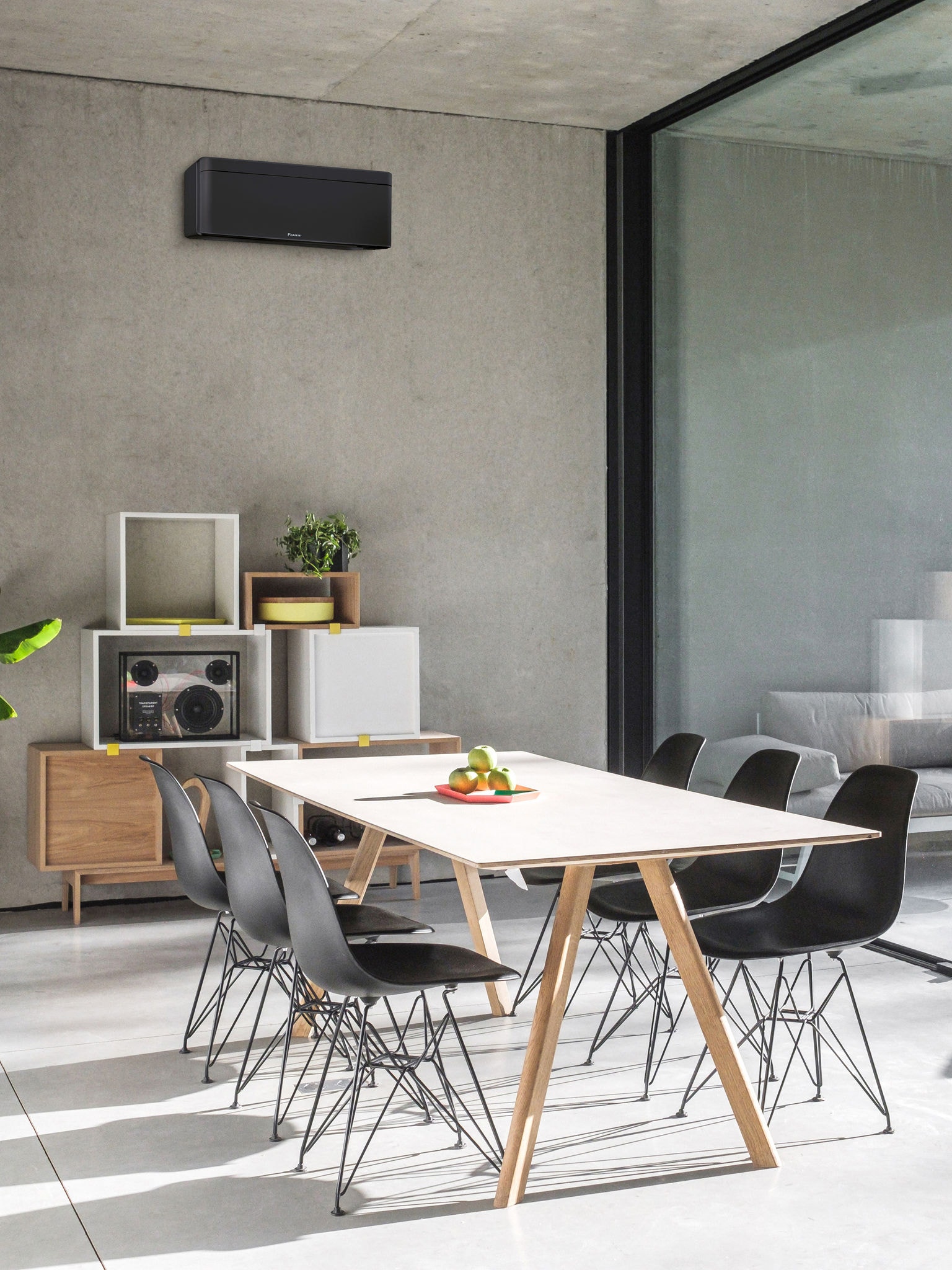 Esszimmer mit großem Fenster und Wandgerät einer Luft-Luft-Wärmepumpe