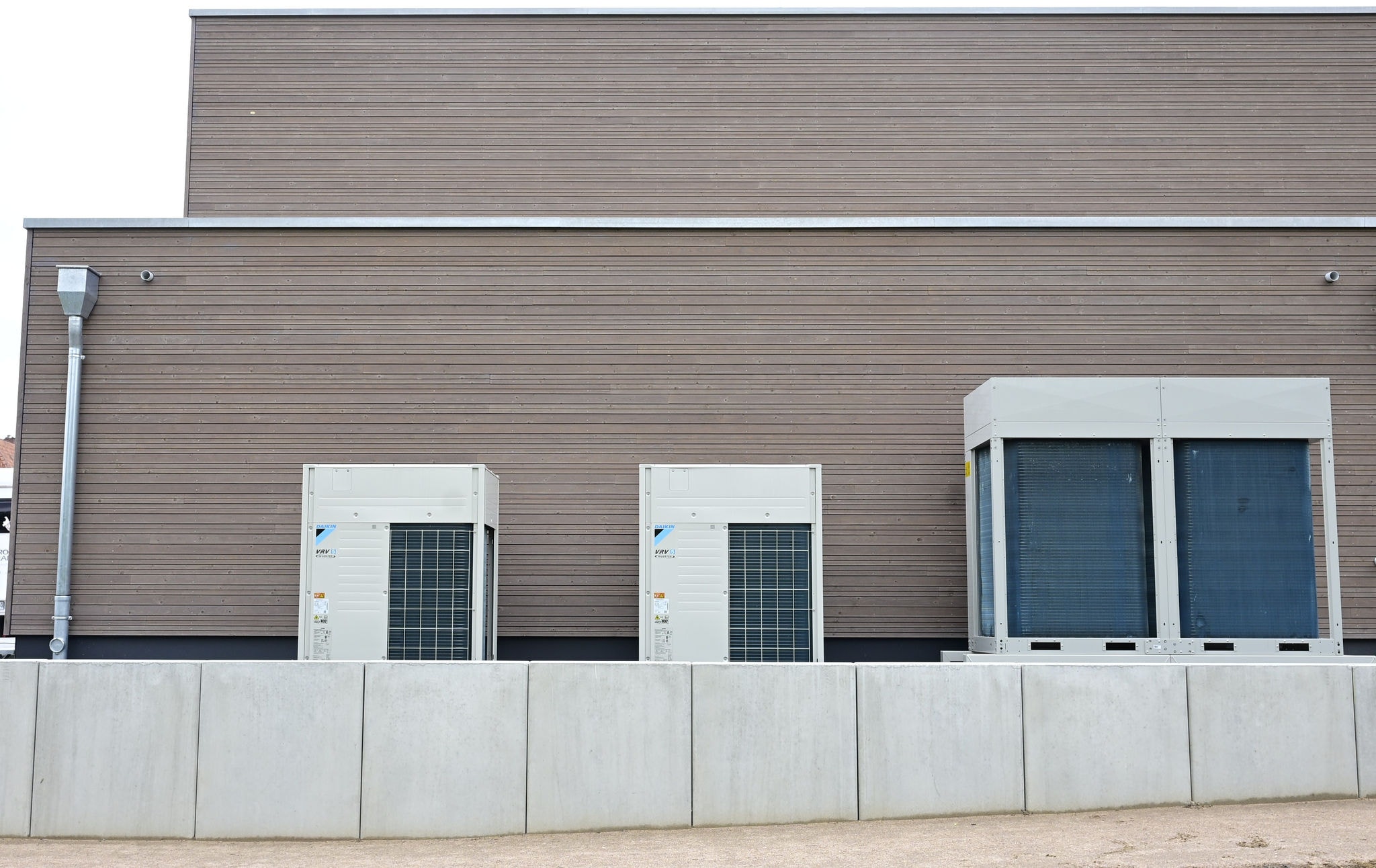 Rechts neben den beiden VRV 5 Systemen: die Luft-Wasser-Wärmepumpe EWYT-CZ mit 50 kW Leistung und invertergeregeltem Scrollverdichter. Sie übernimmt die Wärmeerzeugung im Firmengebäude und versorgt alle Fußboden- und Wandheizkreise. © Daikin