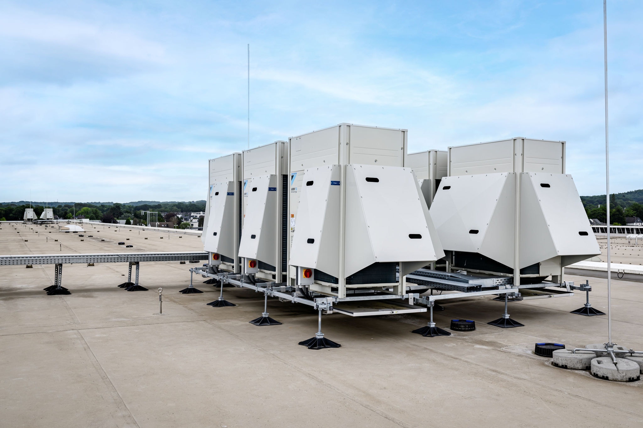Im Edeka Center Lüning in Hövelhof klimatisiert eines der weltweit ersten installierten CO2 VRV Geräte von Daikin die Verkaufsfläche.