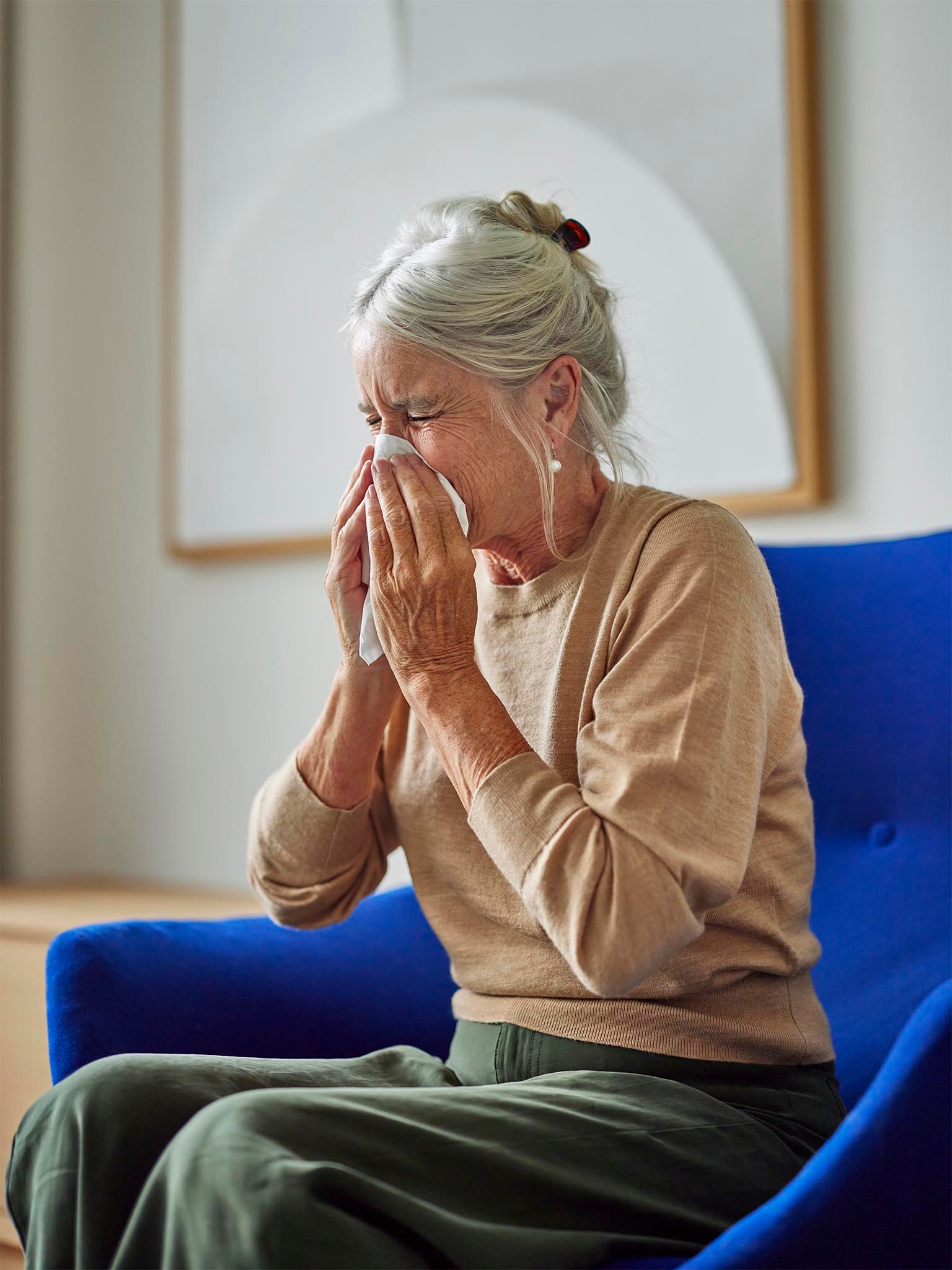 Frau, die aufgrund einer Allergie niest
