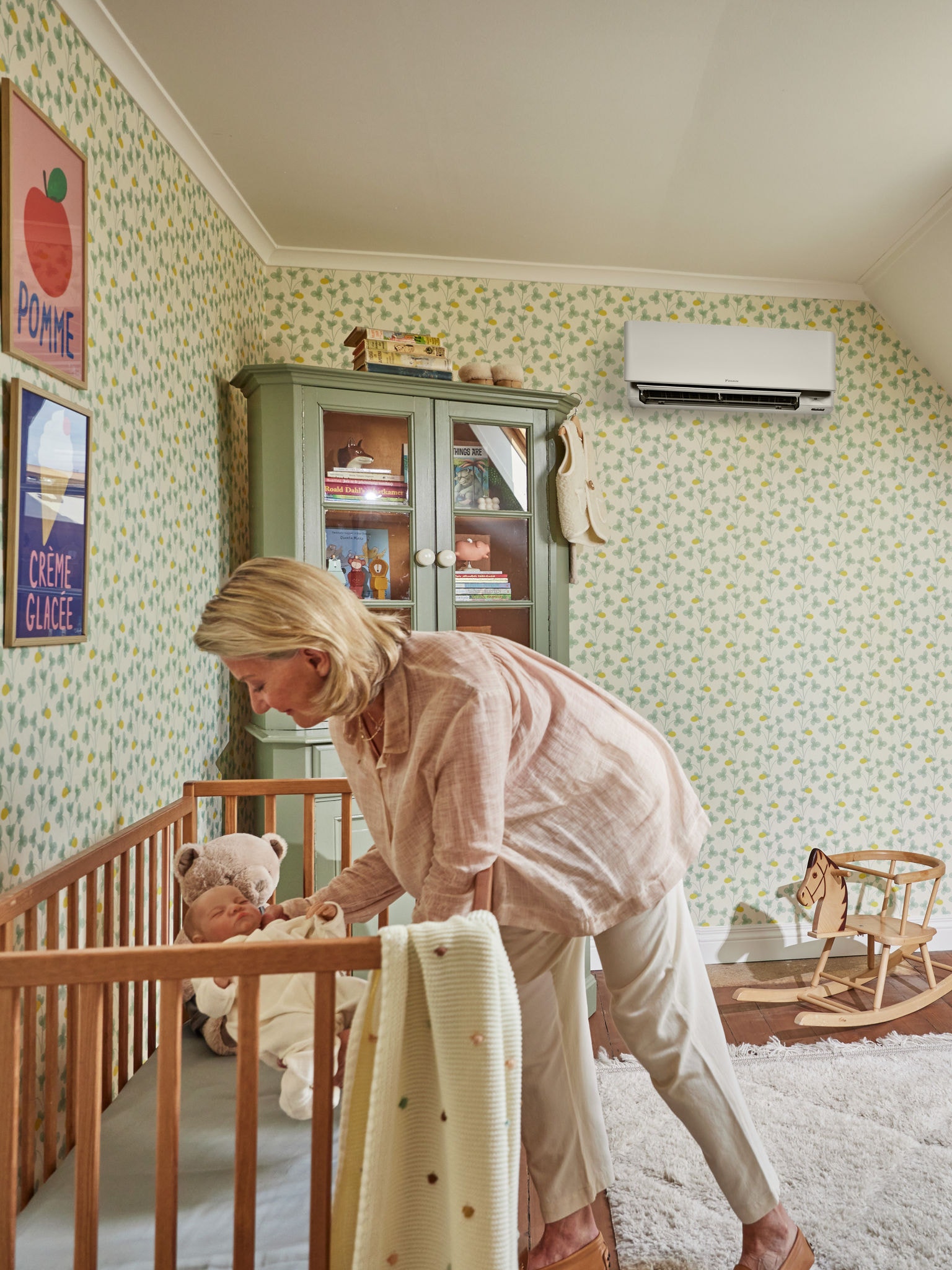 Mutter bringt abends ihr Kind zu Bett