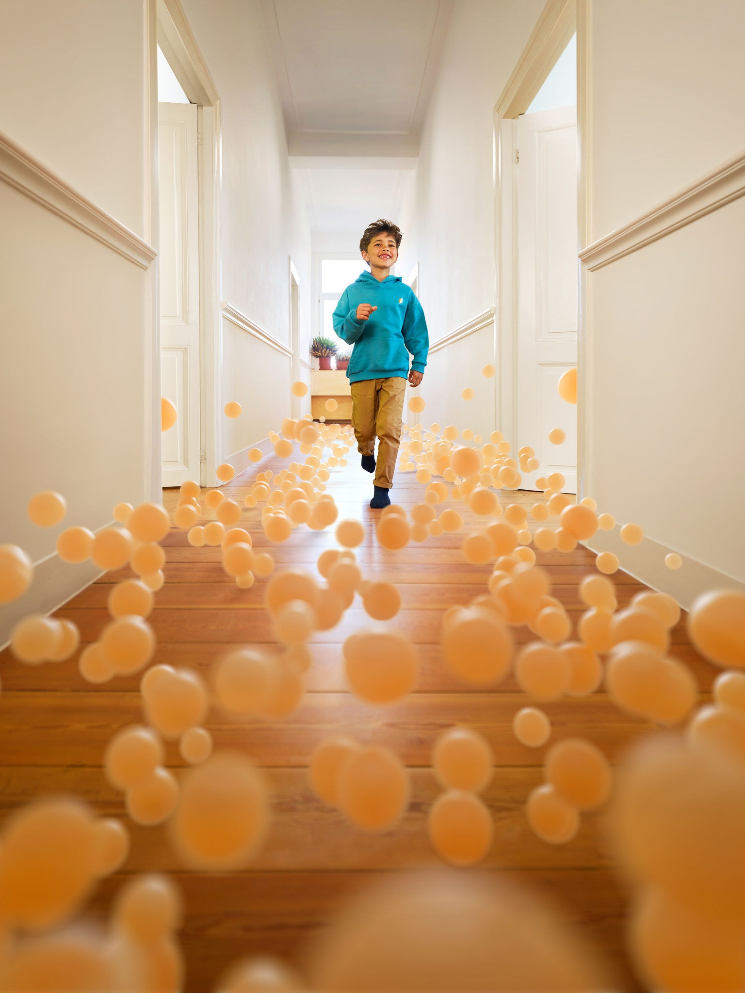 Junge rennt durch einen dank Luft-Wasser-Wärmepumpe perfekt klimatisierten Hausflur