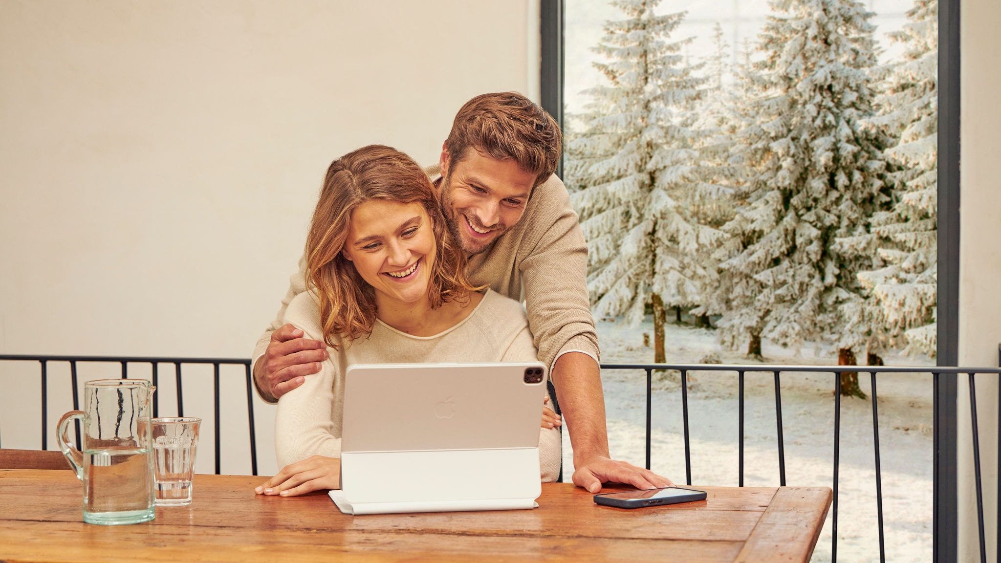 Pärchen genießt die optimale Effizienz ihrer DAIKIN Altherma 4 im Winter
