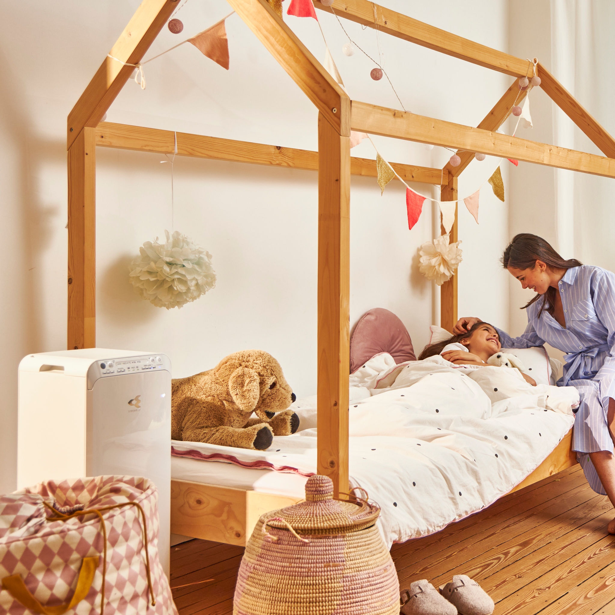 Eine Mutter bringt ihre Tochter ins Bett, bei sauberer, reiner und gesunder Luft