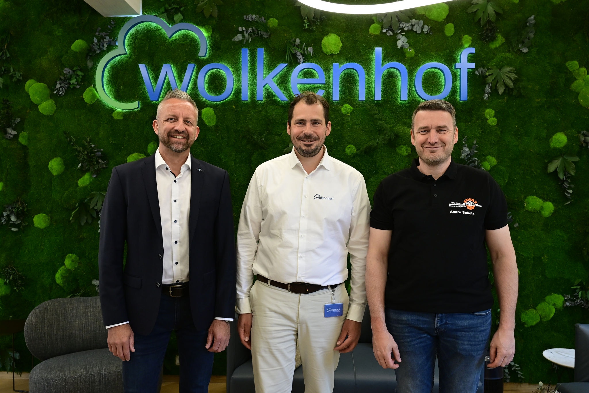 Den Gebäudebetreiber überzeugte der Total-Solution-Ansatz von Daikin mit einer integrierten Komplettlösung für Heizung, Klimatisierung, Lüftung und Kühlung – entwickelt in enger Abstimmung mit allen Projektbeteiligten. (v.l.n.r.: Pascal Sansen –  Supervisor Vertrieb Commercial Nord bei der Daikin Airconditioning Germany GmbH, Nikolai Hofmeister – Geschäftsführer Wolkenhof GmbH und André Scholz – Geschäftsführer Walter Scholz GmbH). © Daikin