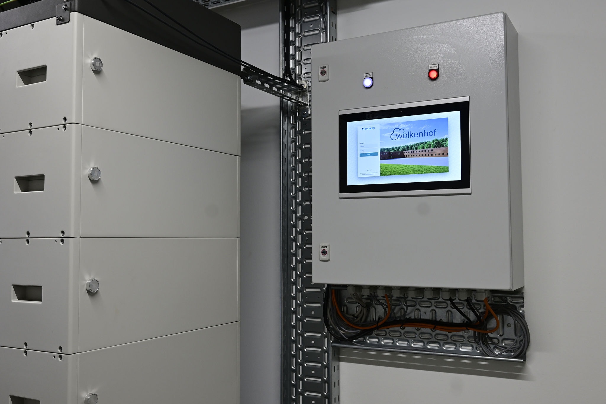 Eine leistungsstarke Gebäudeleittechnik auf Basis des Niagara Frameworks steuert alle Daikin Geräte zentral, bindet externe Funktionen und Sensoren zukunftssicher ein und gibt dem Fachbetrieb sowie dem Facility Management über eine projektspezifische Visualisierung umfassenden Systemzugriff. © Daikin