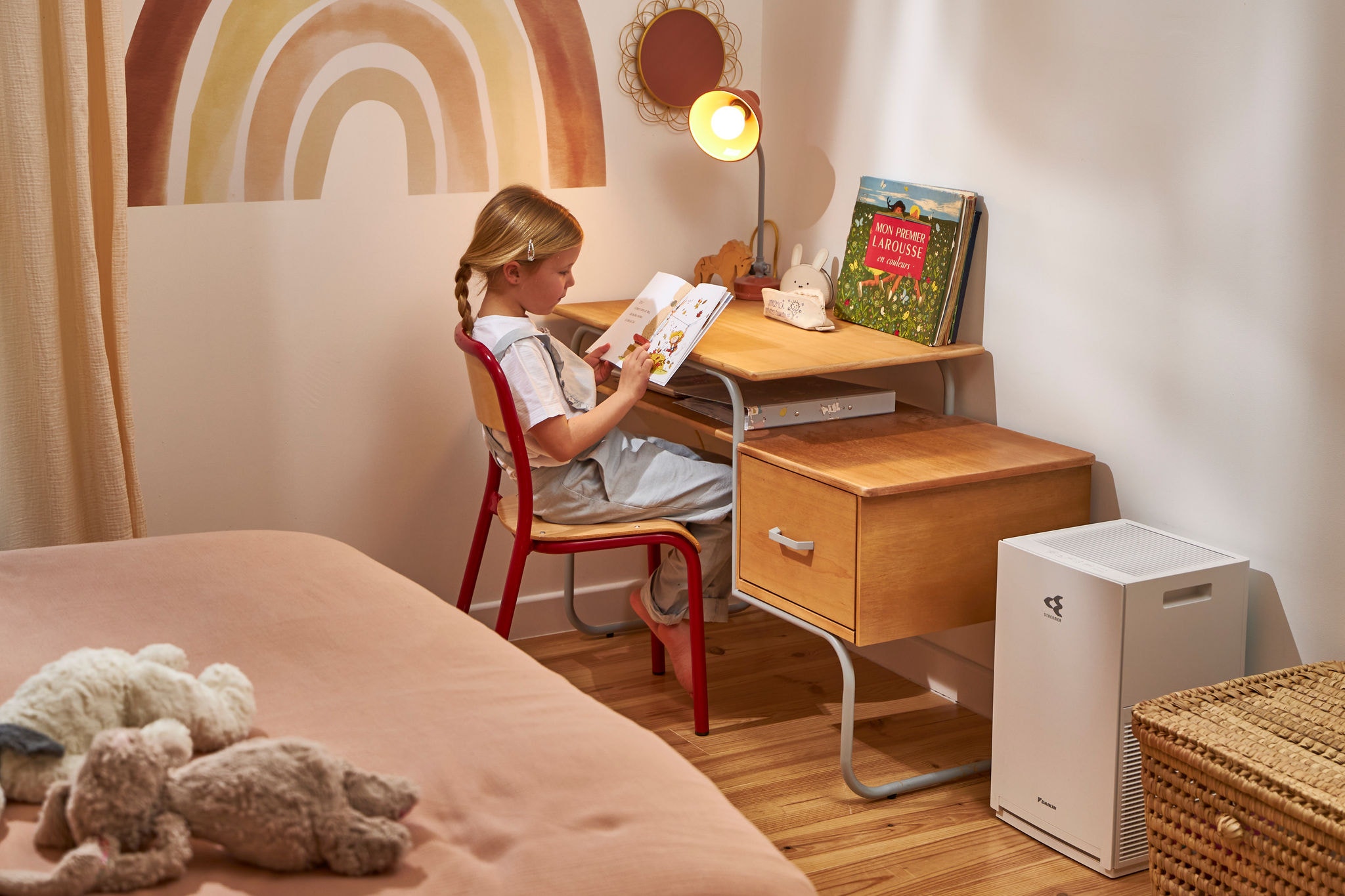 Ein Kind genießt die saubere und gesunde Luft im Kinderzimmer