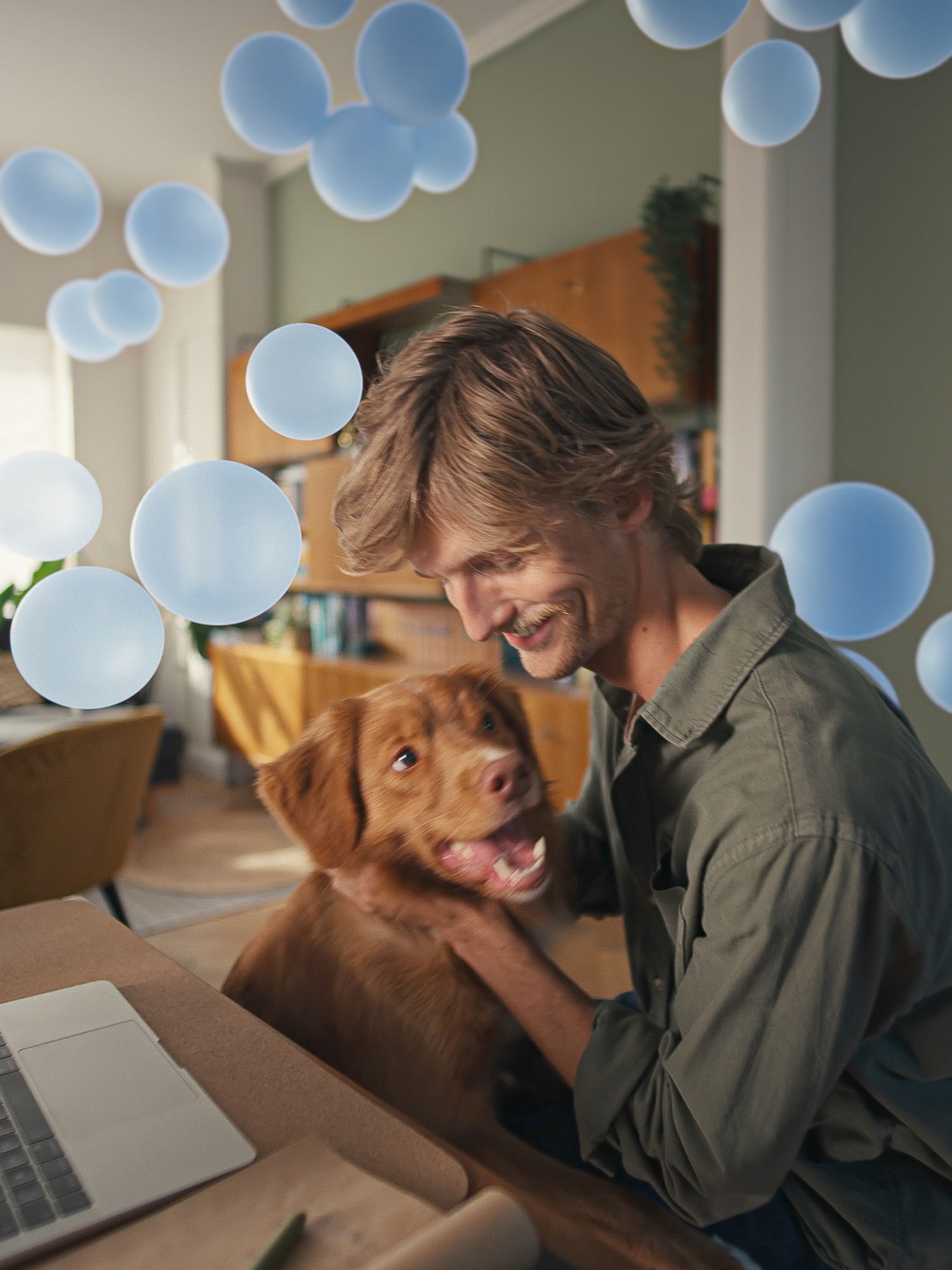 Junger Mann am Schreibtisch genießt mit seinem Hund den geräuschlosen Komfort und die intelligente Klimatisierung