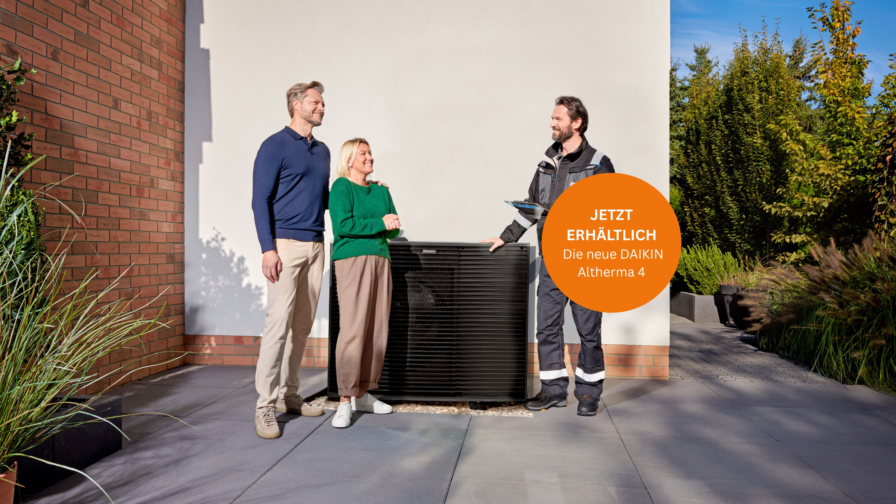 Eine im Garten installierte Wärmepumpe