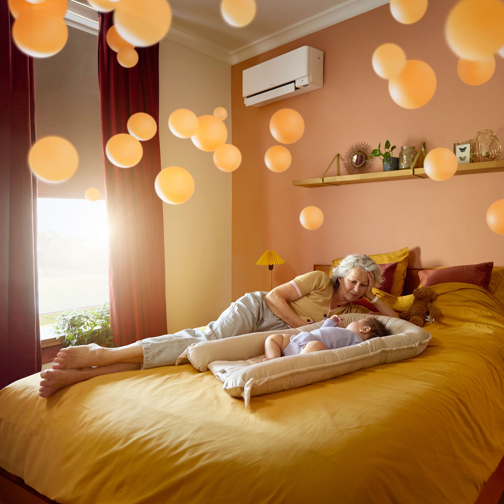 Großmutter neben einem friedlich schlafenden Baby in einem dank einer flüsterleisen Luft-Luft-Wärmepumpe ruhigen, angenehm beheizten Raum