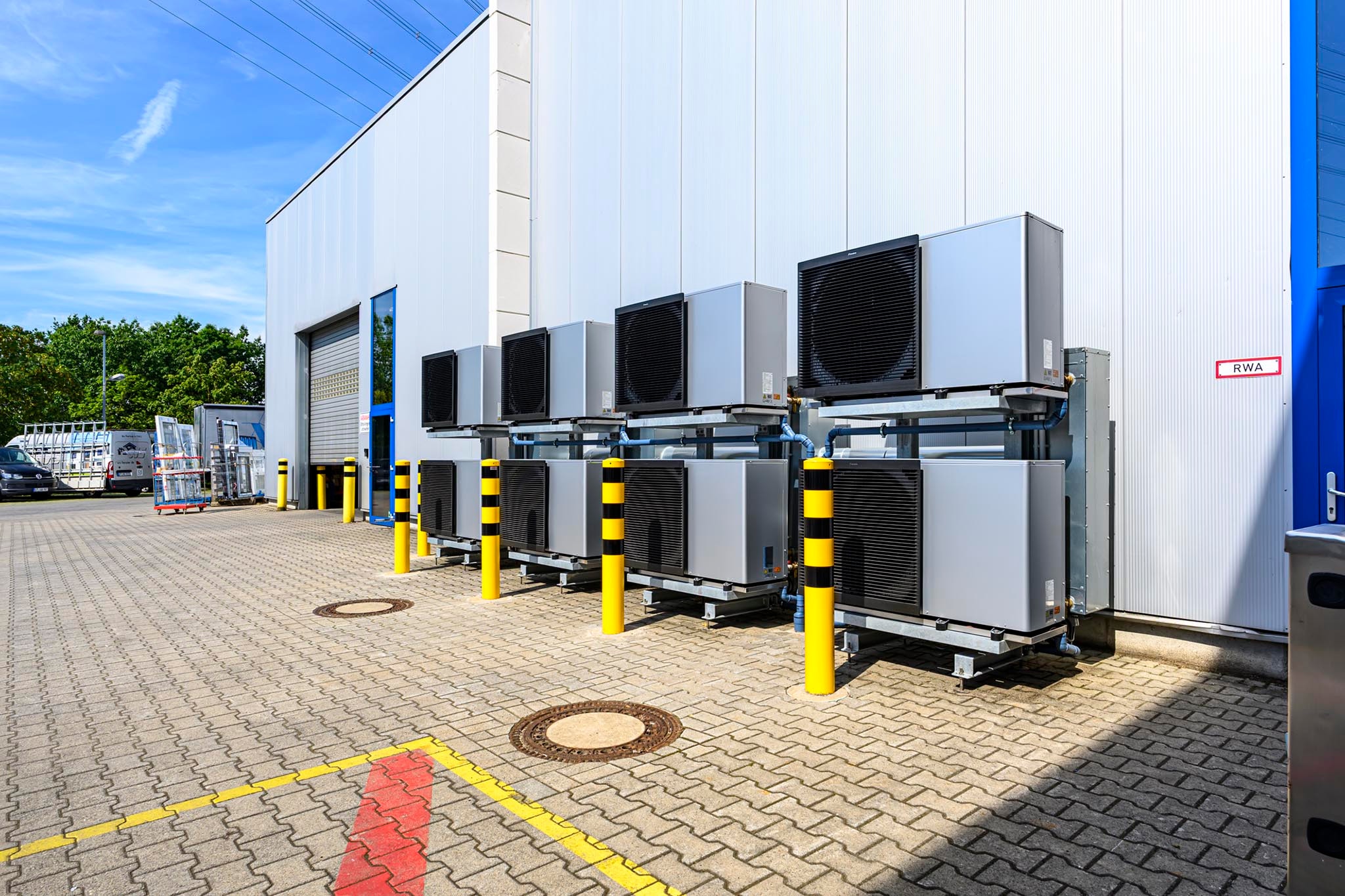 Das Herzstück der Anlage: Die Kombination aus acht Daikin Altherma 3 M – Monoblock-Außeneinheiten mit je 16 kW Leistung und der Kaskadenregelung.