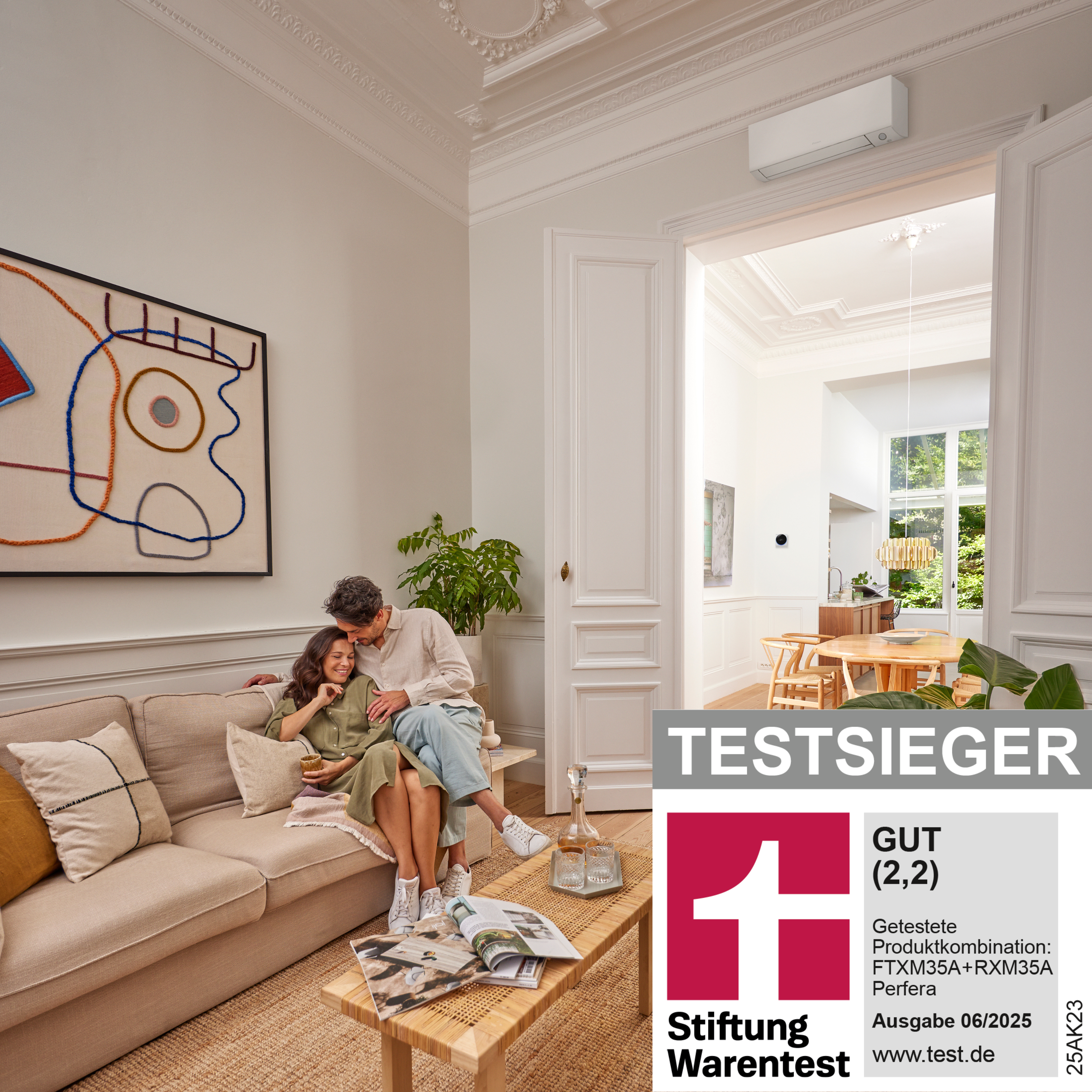 Mutter und ihre zwei Töchter genießen am Esstisch Snacks, dank der Luft-Luft-Wärmepumpe in einem komfortablen Raumklima