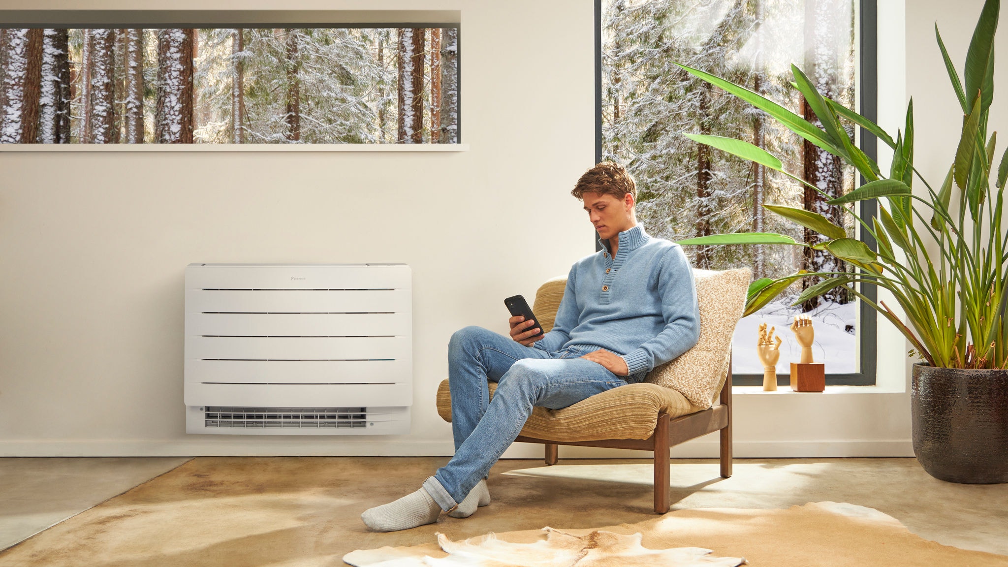 Ein Mann sieht sich Lüftungsoptionen im Virtual Experience Center auf seinen Laptop an