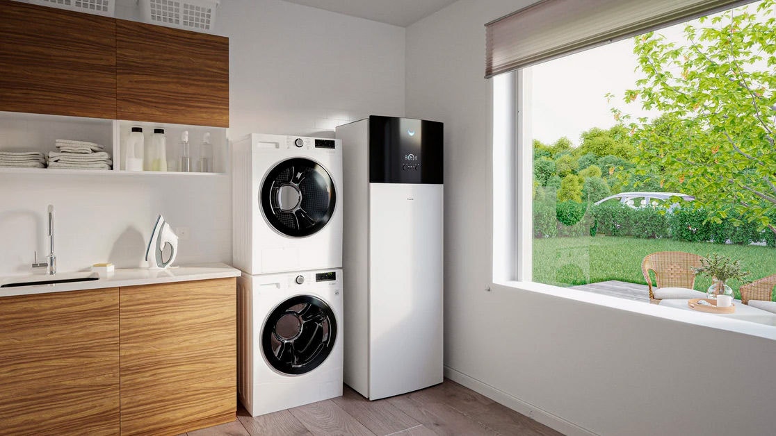 In einer Waschküche installierter Wärmespeicher einer Wärmepumpe