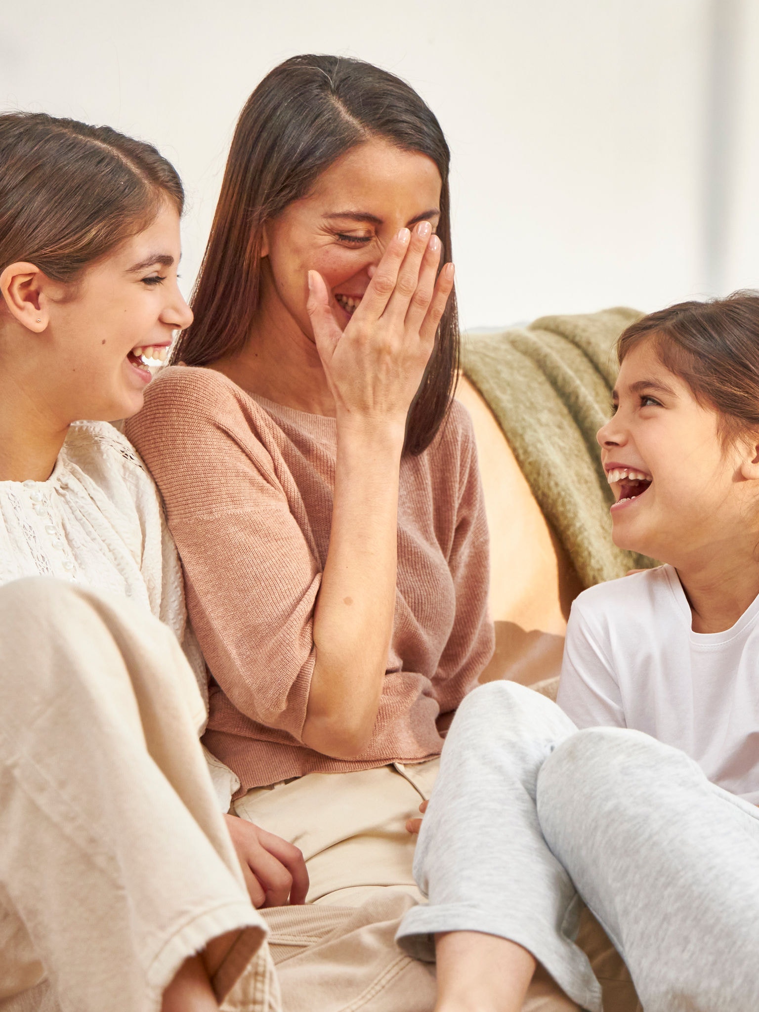 Mutter und ihre Töchter haben viel Spaß in einem perfekt geheizten Raum