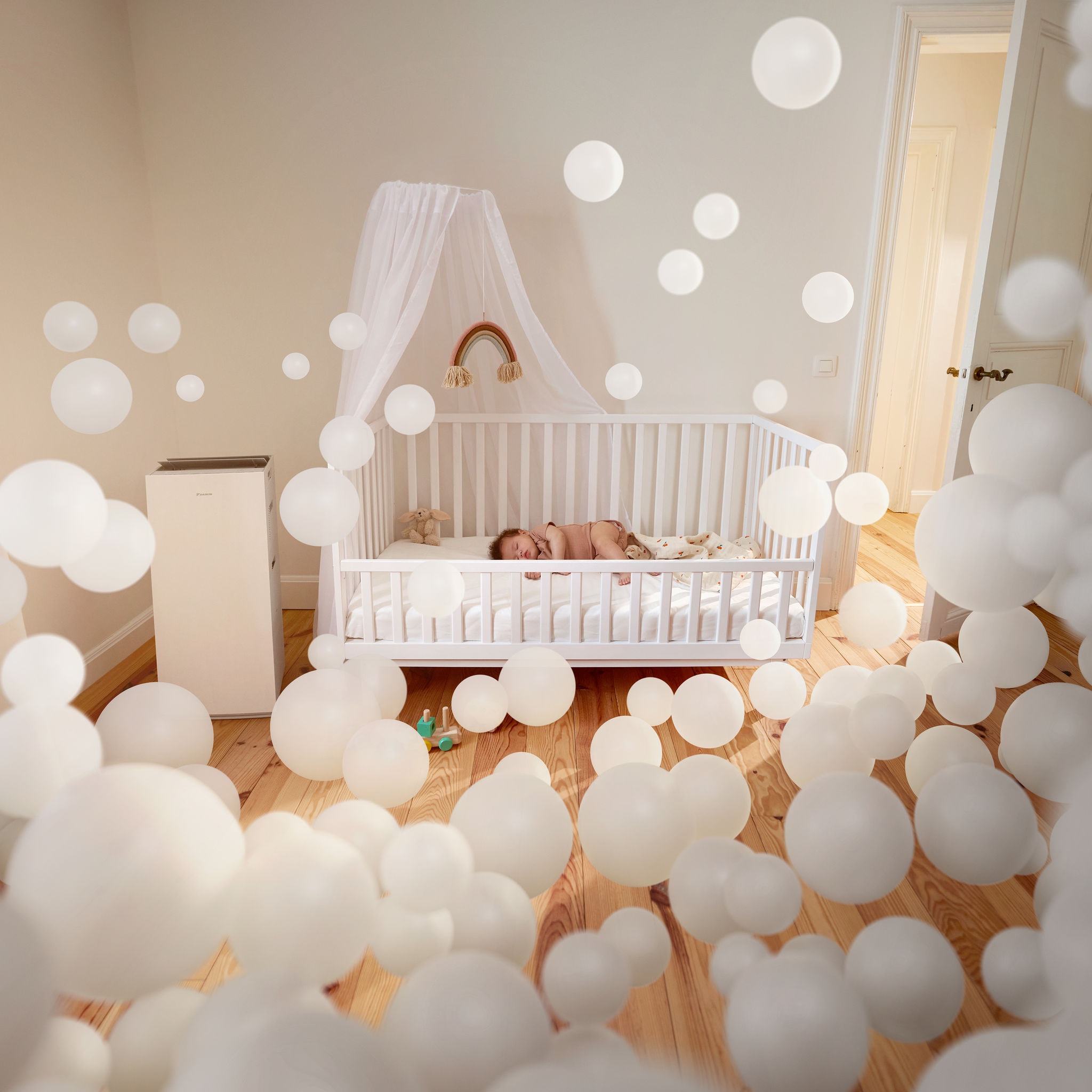 Baby schläft friedlich in einem Kinderzimmer mit Luftreiniger und genießt saubere Luft und eine gesunde Raumluftqualität