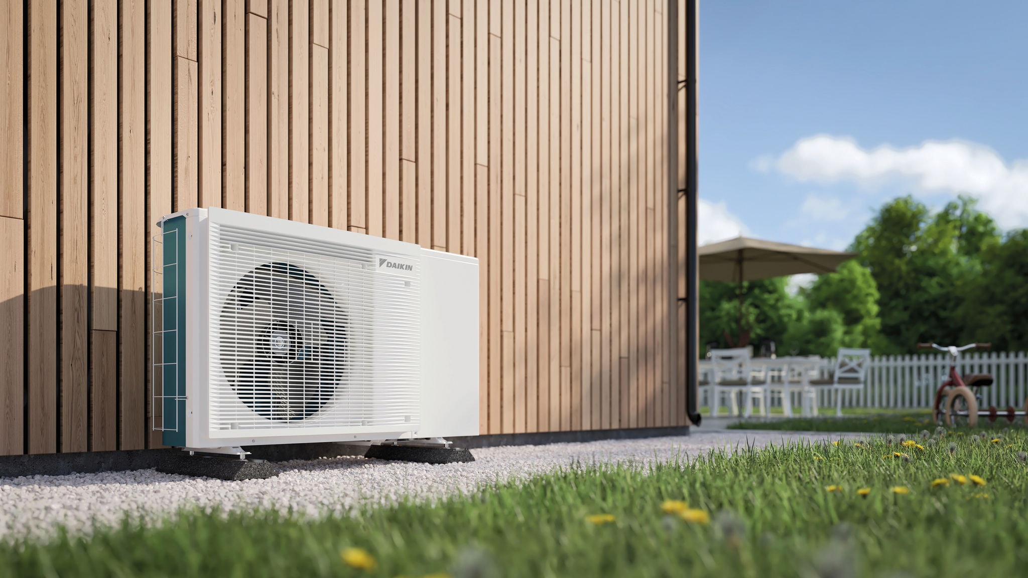 In einem Garten installiertes Außengerät einer Wärmepumpe zum Präsentieren, wie Wärmepumpen den Wert Ihrer Immobilie steigern