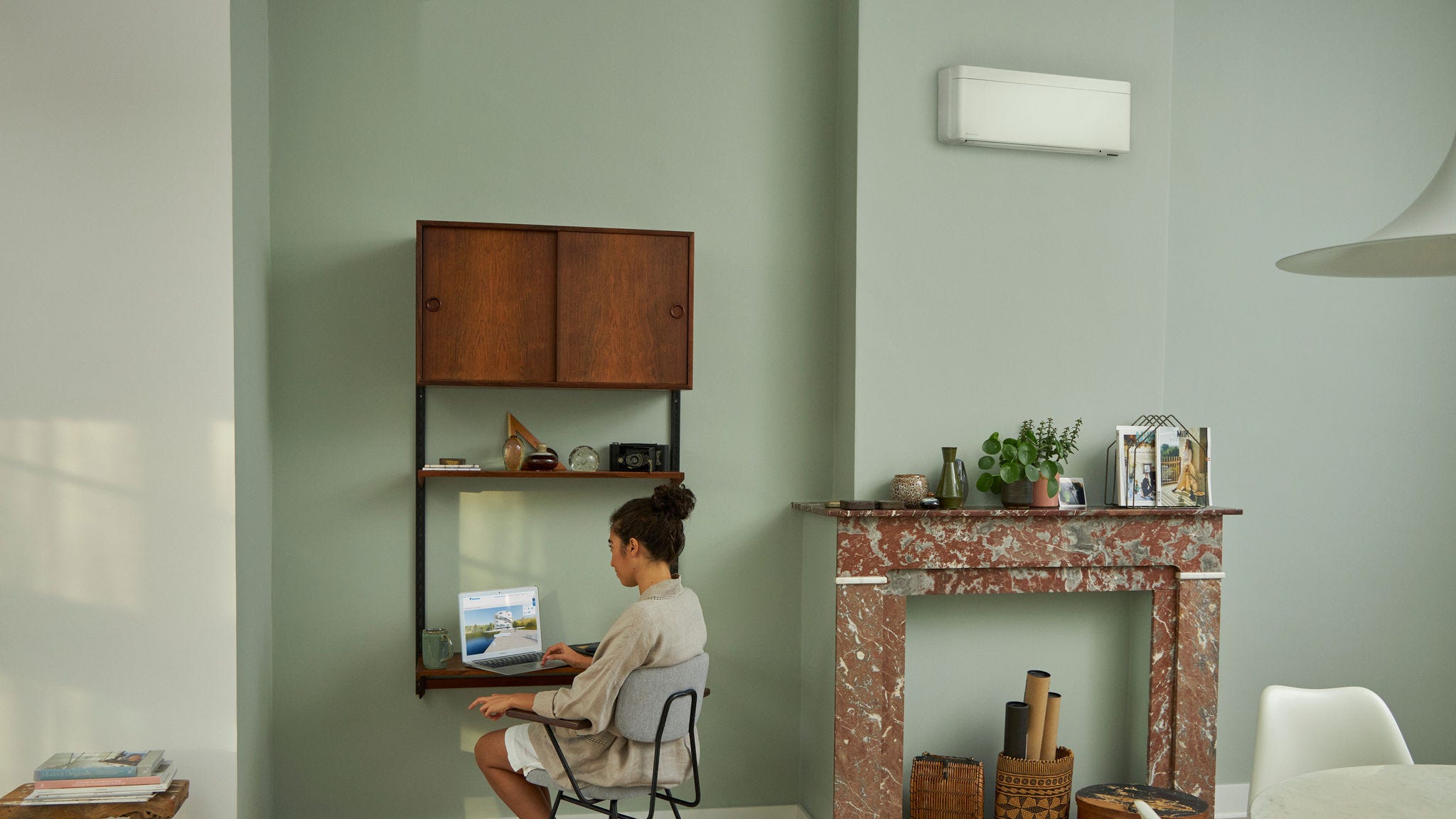 Ein Paar betrachtet Fotos am Tisch in seinem gemütlichen Zuhause