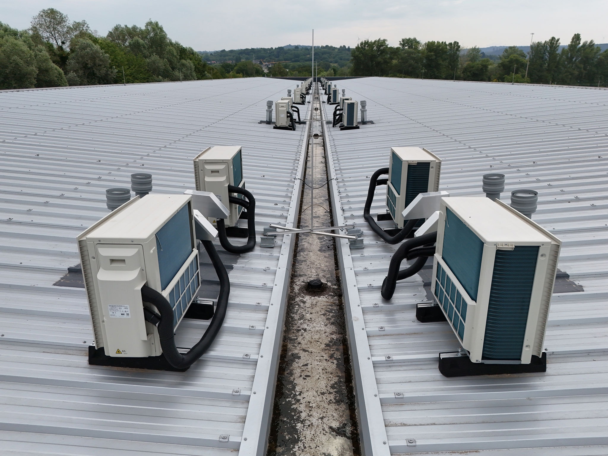 Auf dem Dach stehen insgesamt 36 Multisplit-Außengeräte vom Typ Daikin 5 MXM 90A mit dem Kältemittel R-32. Jedes versorgt eine Gewerbeeinheit und leistet nominal 9,0 kW im Kühl- und 10,0 kW im Heizbetrieb. 