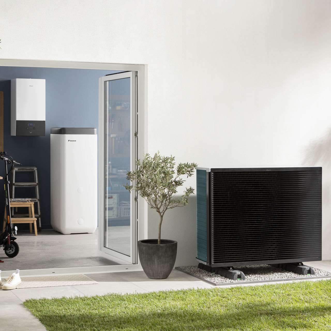 Wärmepumpen-Außengerät im Garten