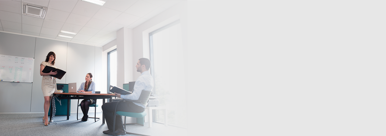 Drei Personen bei einer Besprechung im Büro