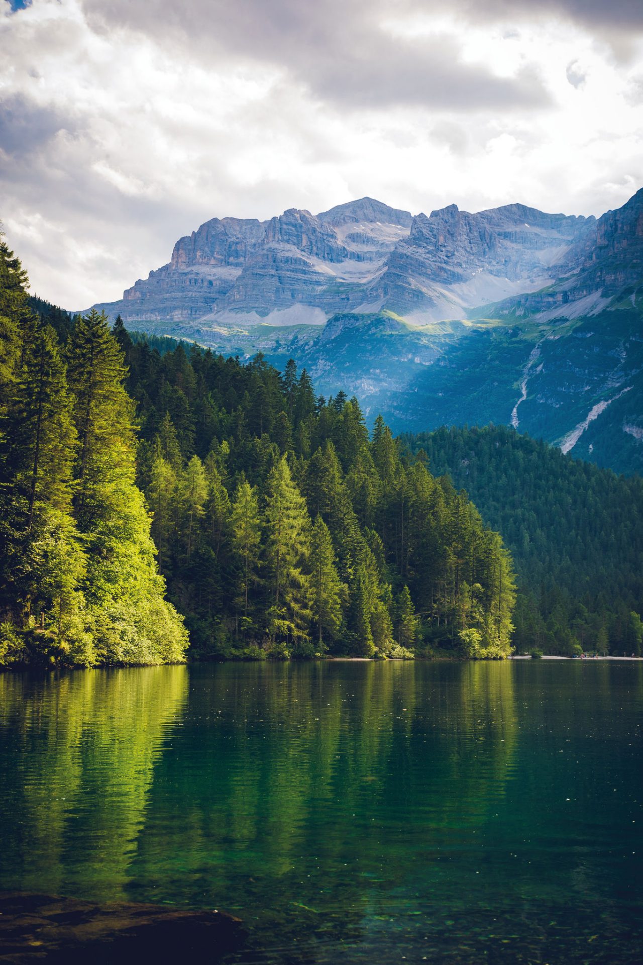 Landschaft mit Fluss, Bäumen und Bergen